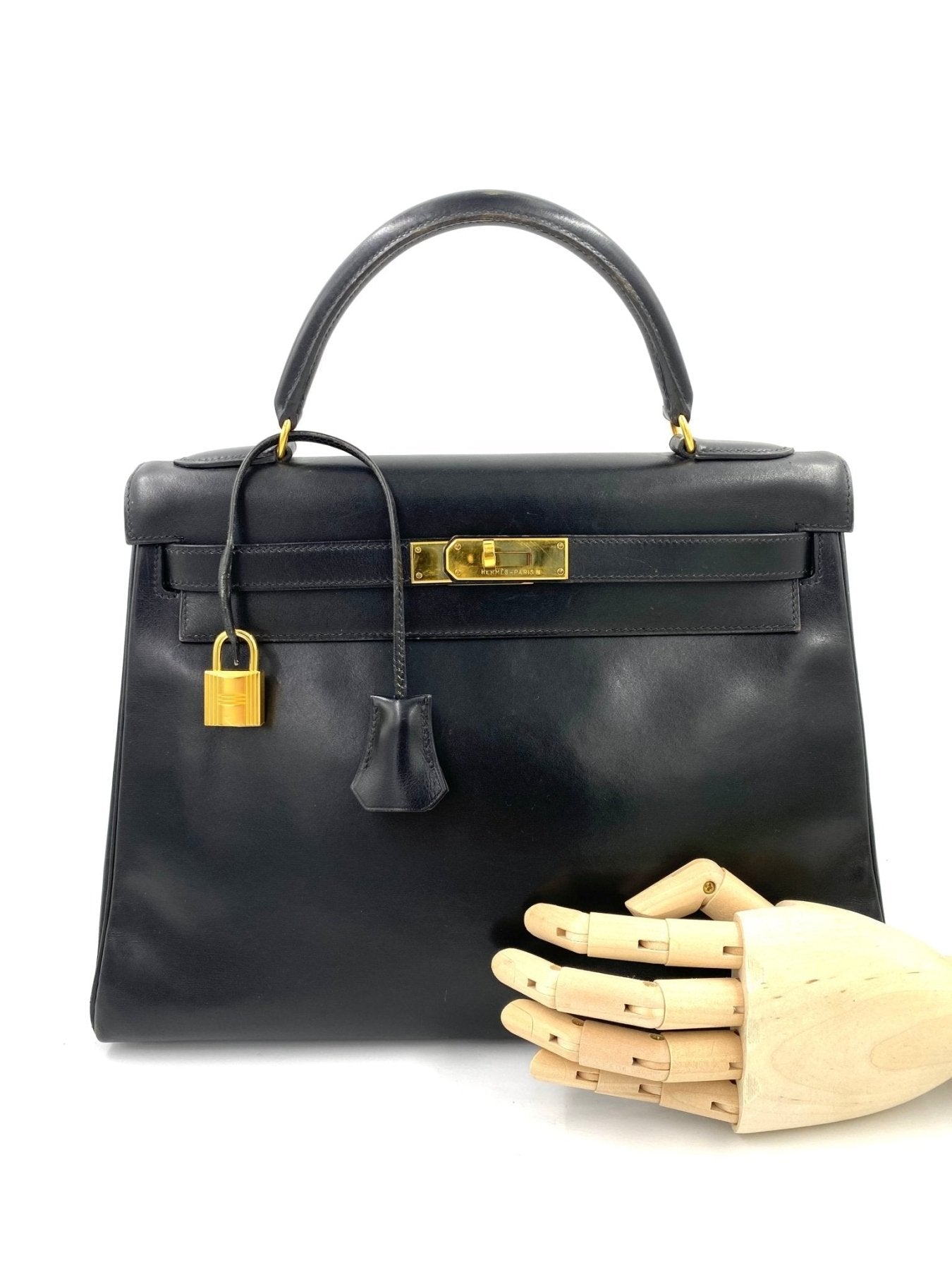 HERMES Kelly 32 Handtasche aus schwarzem Boxkalbsleder mit goldfarbener Hardware und Schloss, Vintage-Design