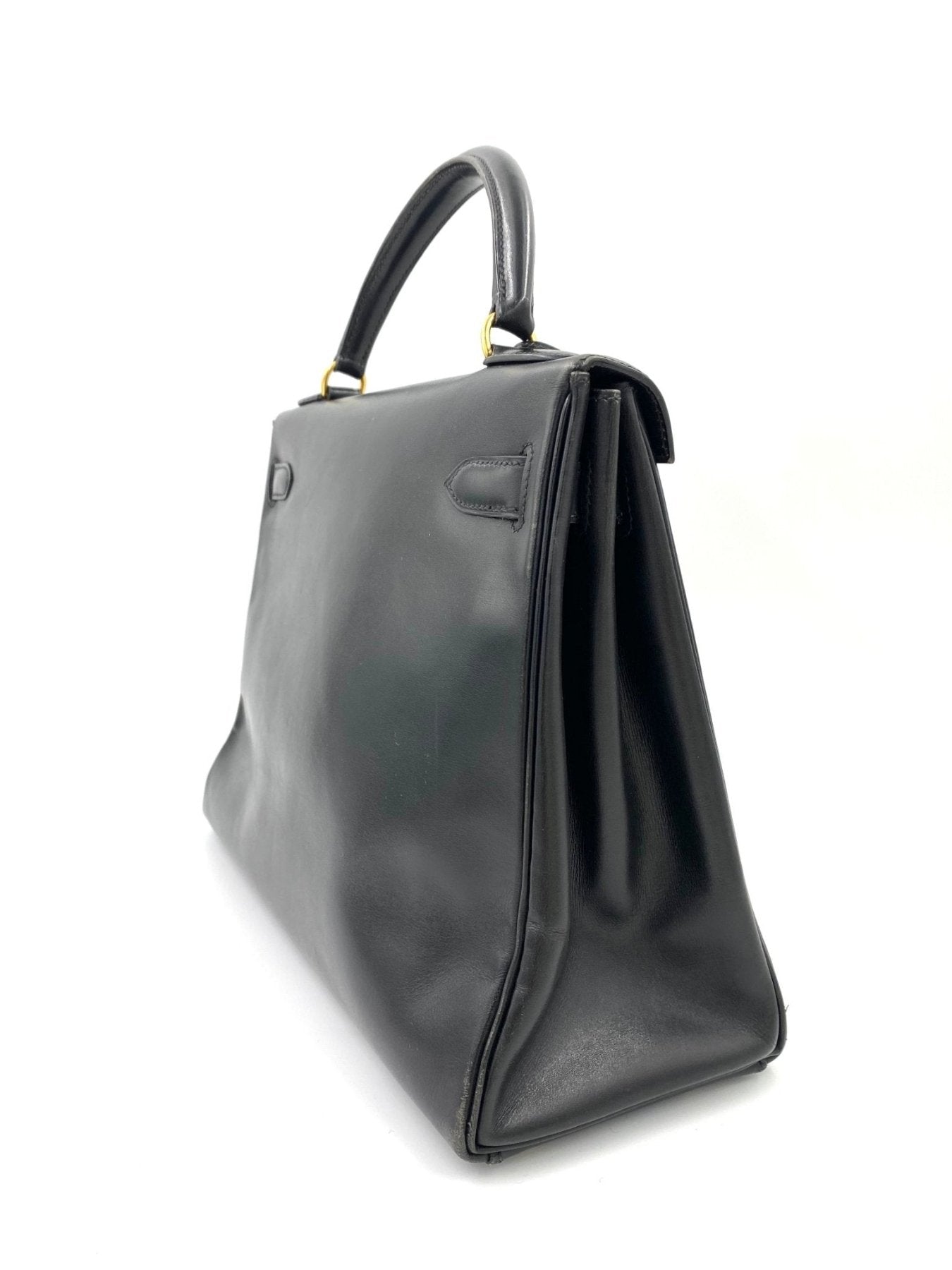 HERMES Kelly 32 Boxkalbsleder Handtasche in schwarz mit goldfarbener Hardware, seitliche Ansicht, elegantes Design