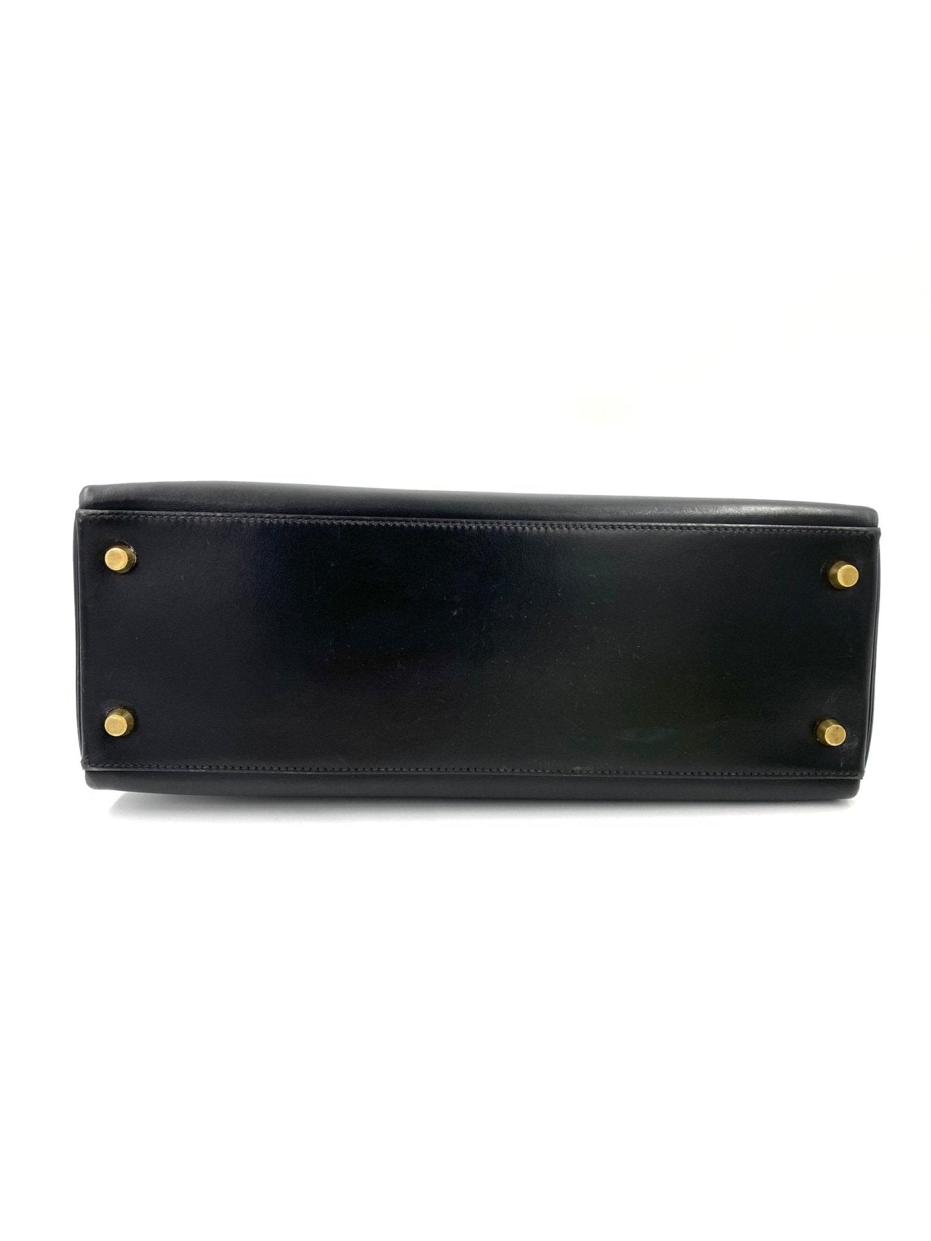 HERMES Kelly 32 Boxkalbsleder schwarz Unteransicht mit goldenen Nieten auf schwarzem Leder, klassische Taschenbasis
