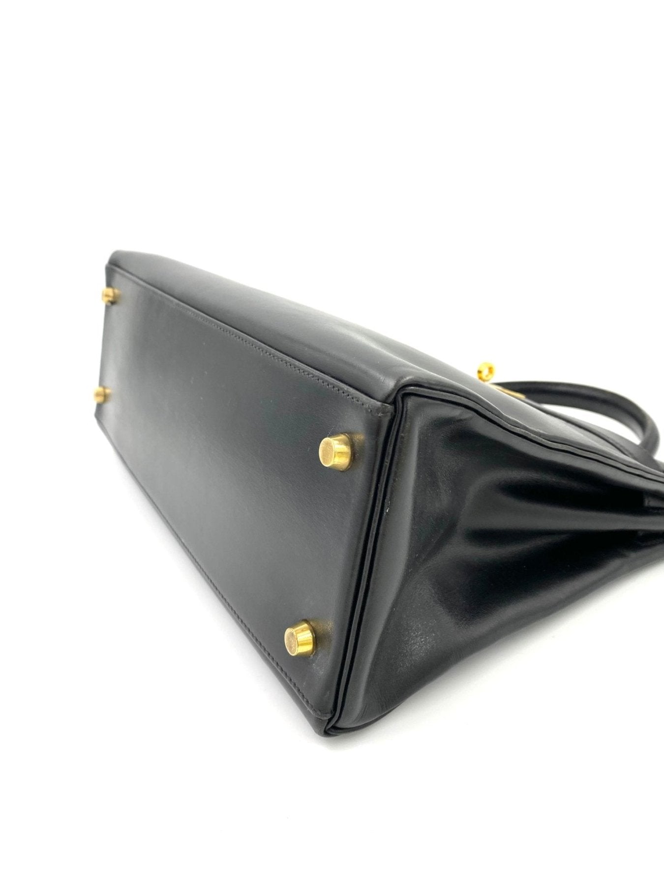 HERMES Kelly 32 Tasche in schwarzem Boxkalbsleder mit goldener Hardware, Seitenansicht zeigt edle Verarbeitung
