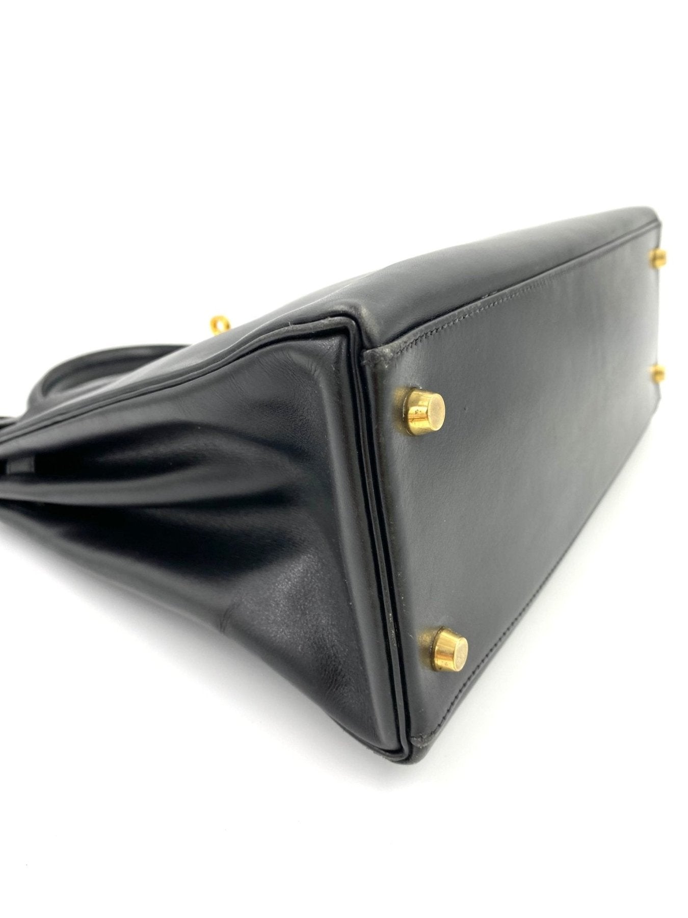 HERMES Kelly 32 Tasche aus schwarzem Boxkalbsleder mit goldener Hardware, seitliche Detailansicht der Basis und Beschlaege