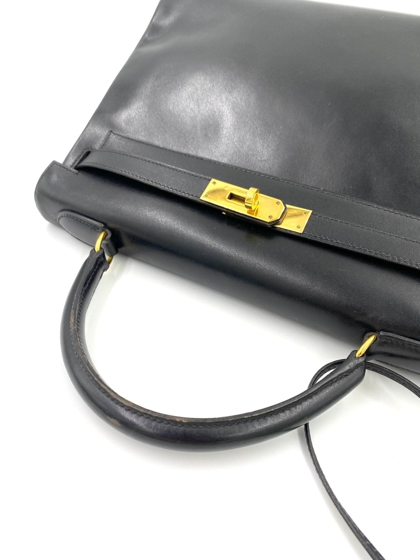 HERMES Kelly 32 Handtasche aus schwarzem Boxkalbsleder mit goldenem Verschluss und Trageriemen, Detailansicht