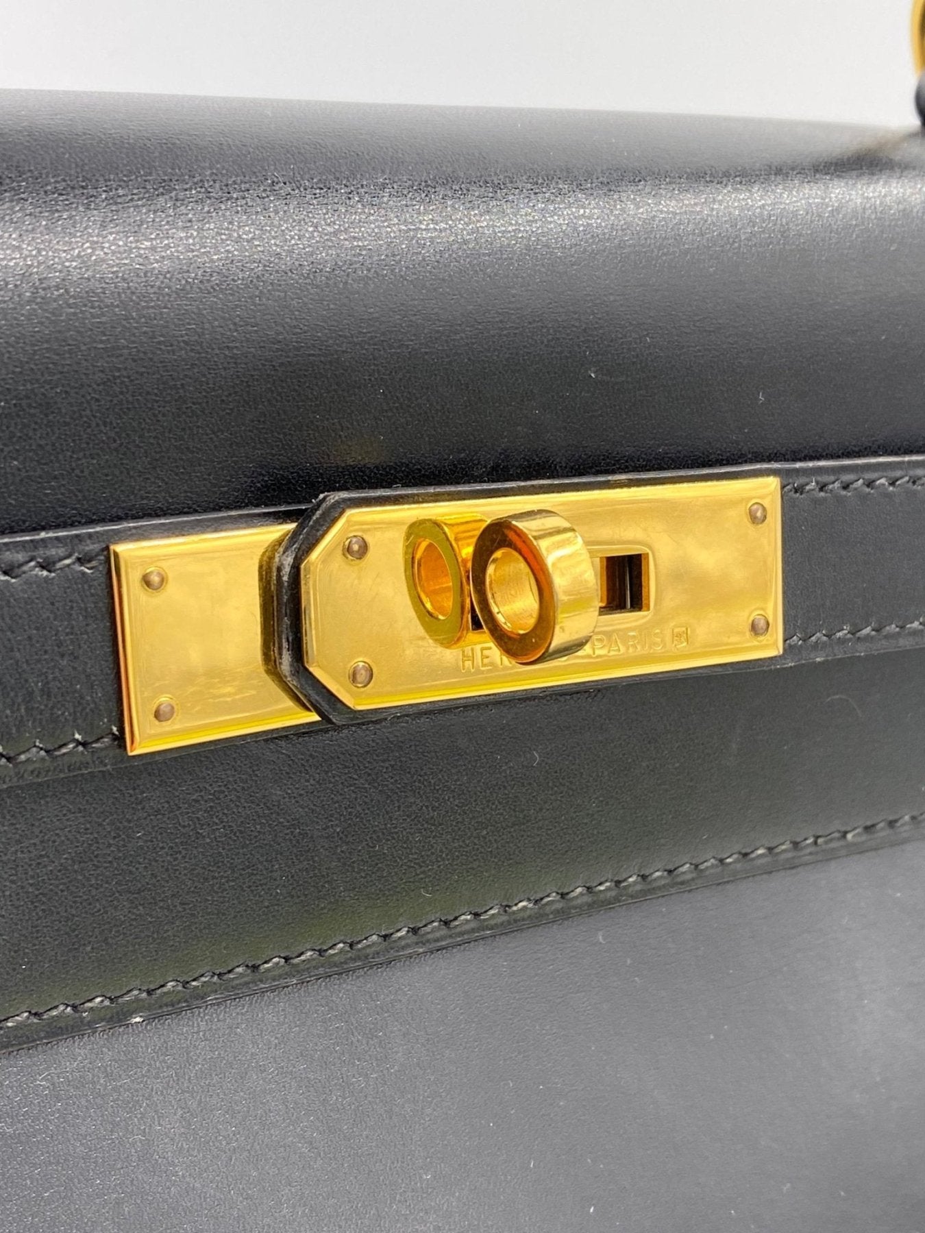 HERMES Kelly 32 Tasche in schwarzem Boxkalbsleder mit goldenem Drehverschluss, Nahaufnahme der Hardware