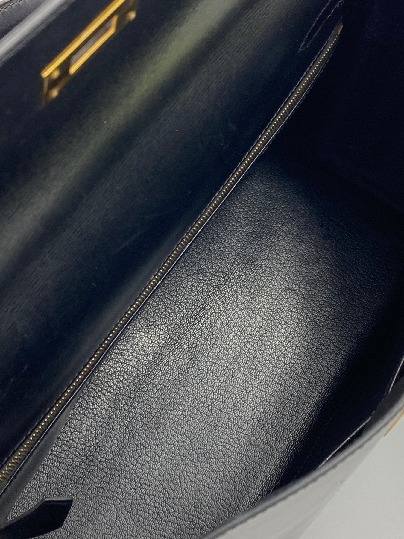 Innenfach der HERMÈS Kelly 32 Tasche in schwarzem Boxkalbsleder mit goldenem Reissverschluss und makellosem Lederfutter