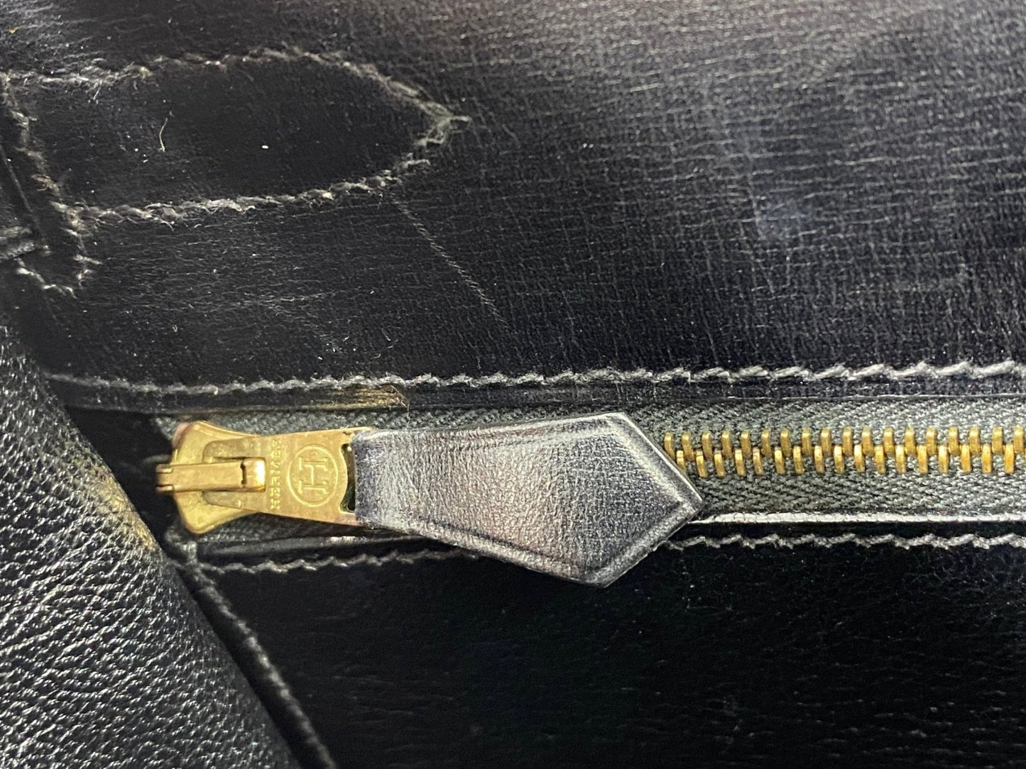 HERMÈS Kelly 32 schwarzes Boxkalbsleder mit goldenem Reissverschluss und Lederdetail, Nahaufnahme der Innentasche