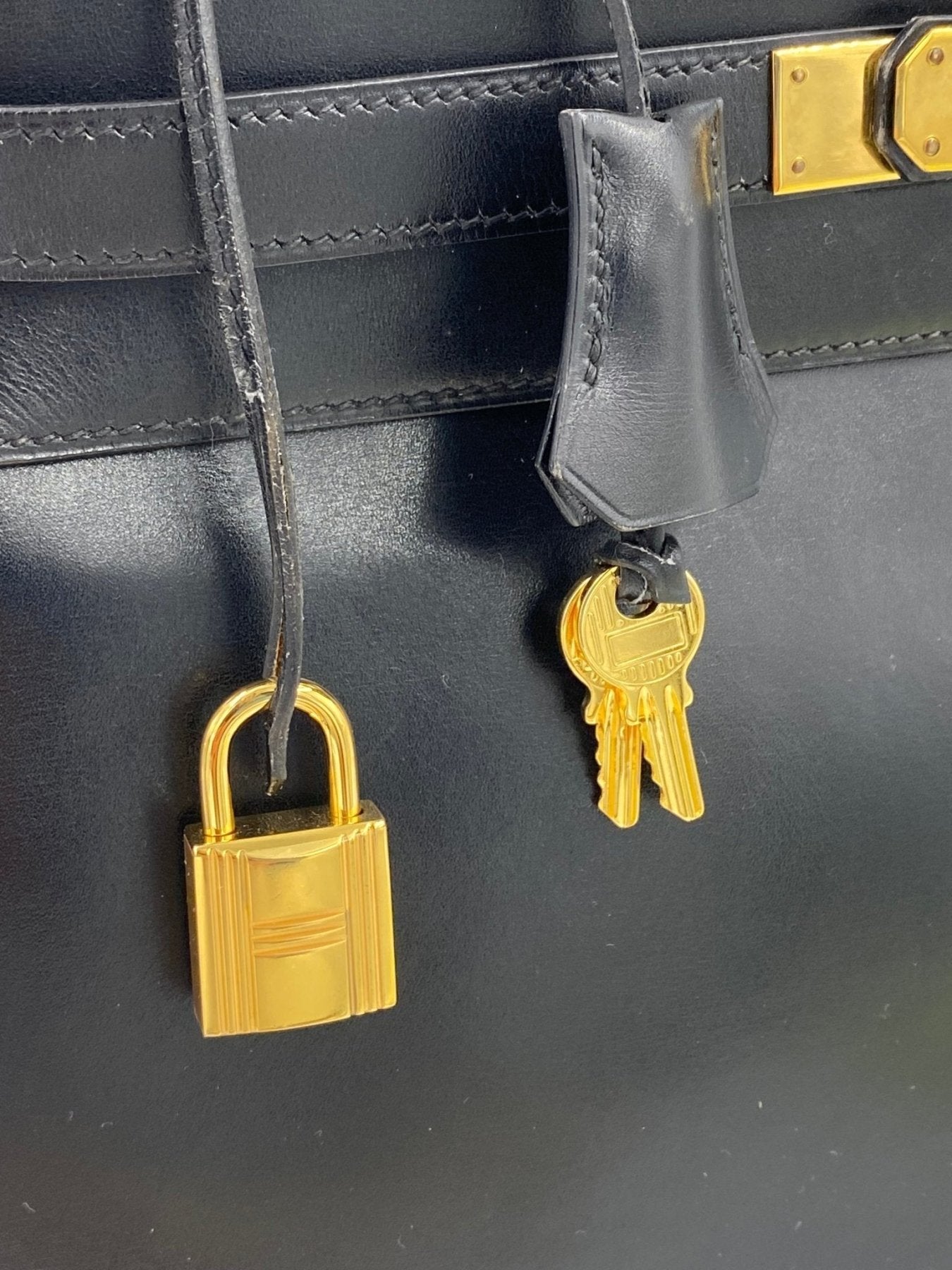 HERMES Kelly 32 Tasche in schwarz mit goldenem Vorhängeschloss und Schlüsseln, Detail der Verschlussvorrichtung