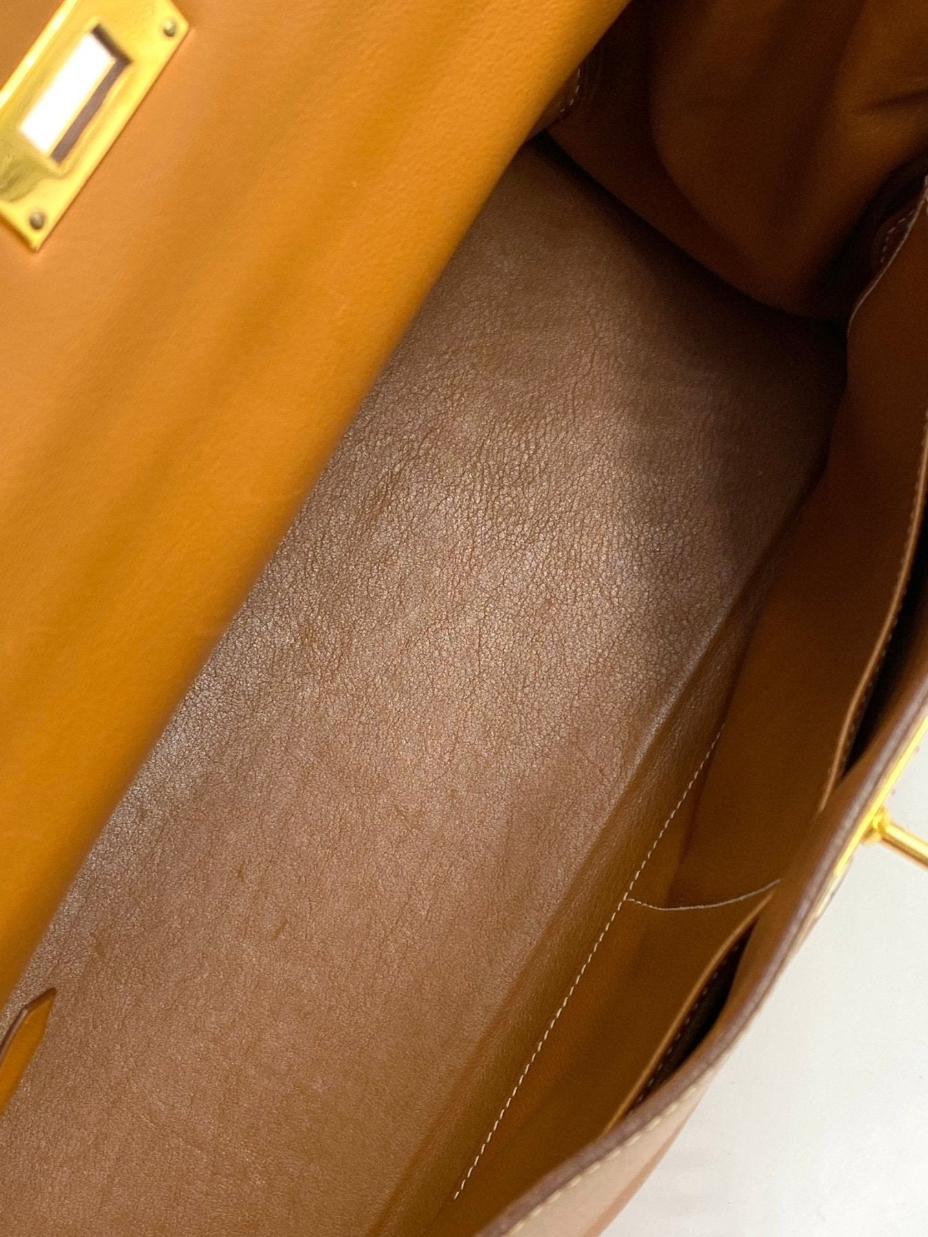 HERMÈS Kelly 35 Soft Gulliver Leder gold mit Schulterriemen - Clutch & Macarons - B im Quadrat, 1998 - Clutch & Macarons -