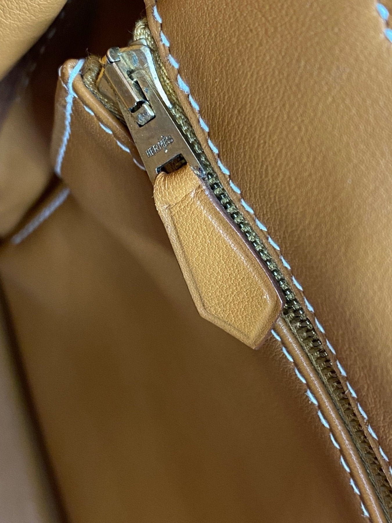 HERMÈS Kelly 35 Soft Gulliver Leder gold mit Schulterriemen - Clutch & Macarons - B im Quadrat, 1998 - Clutch & Macarons -