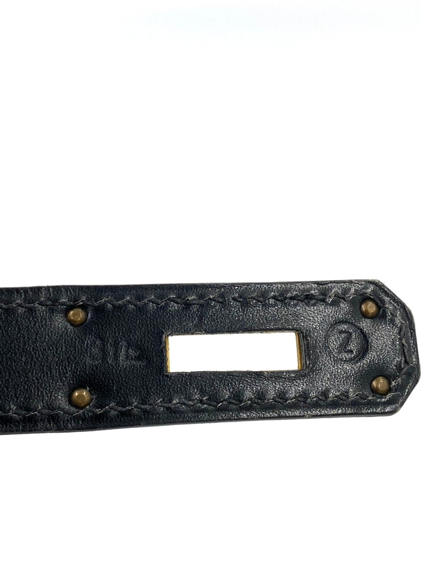HERMES Kelly 32 Boxleder Handtasche in Schwarz, Detail des Unterbodens mit goldener Hardware und Nahten