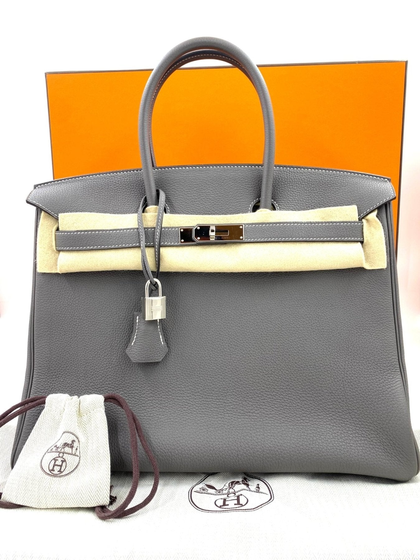 Hermes Birkin 35 HSS Togo Handtasche in Etain Grau mit Palladium Hardware vor orangefarbenem Hermes Box Hintergrund