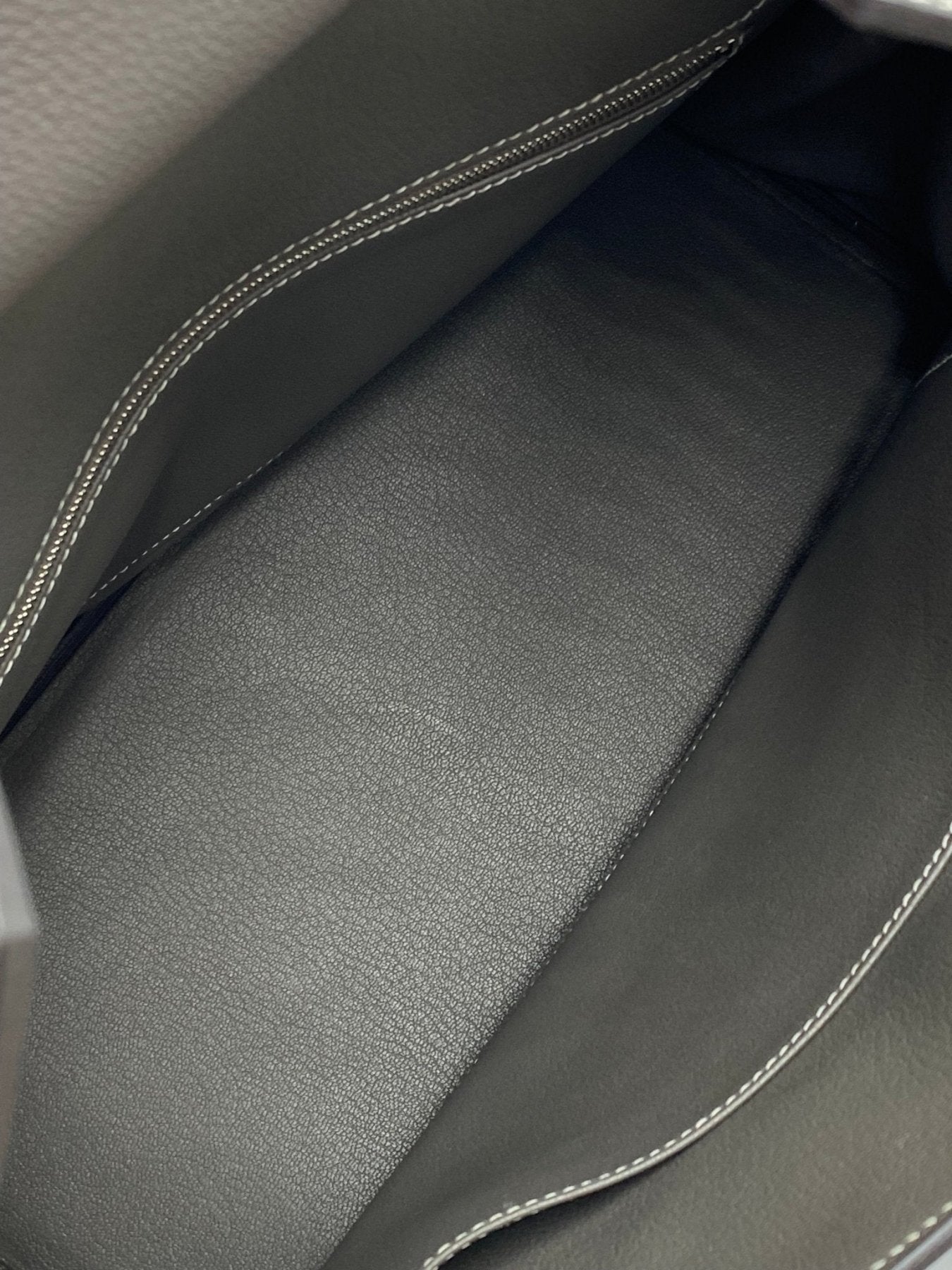 Innenfutter der HERMÈS Birkin 35 HSS Togo Etain in grau mit feiner Ledertextur und kontrastierender Naht