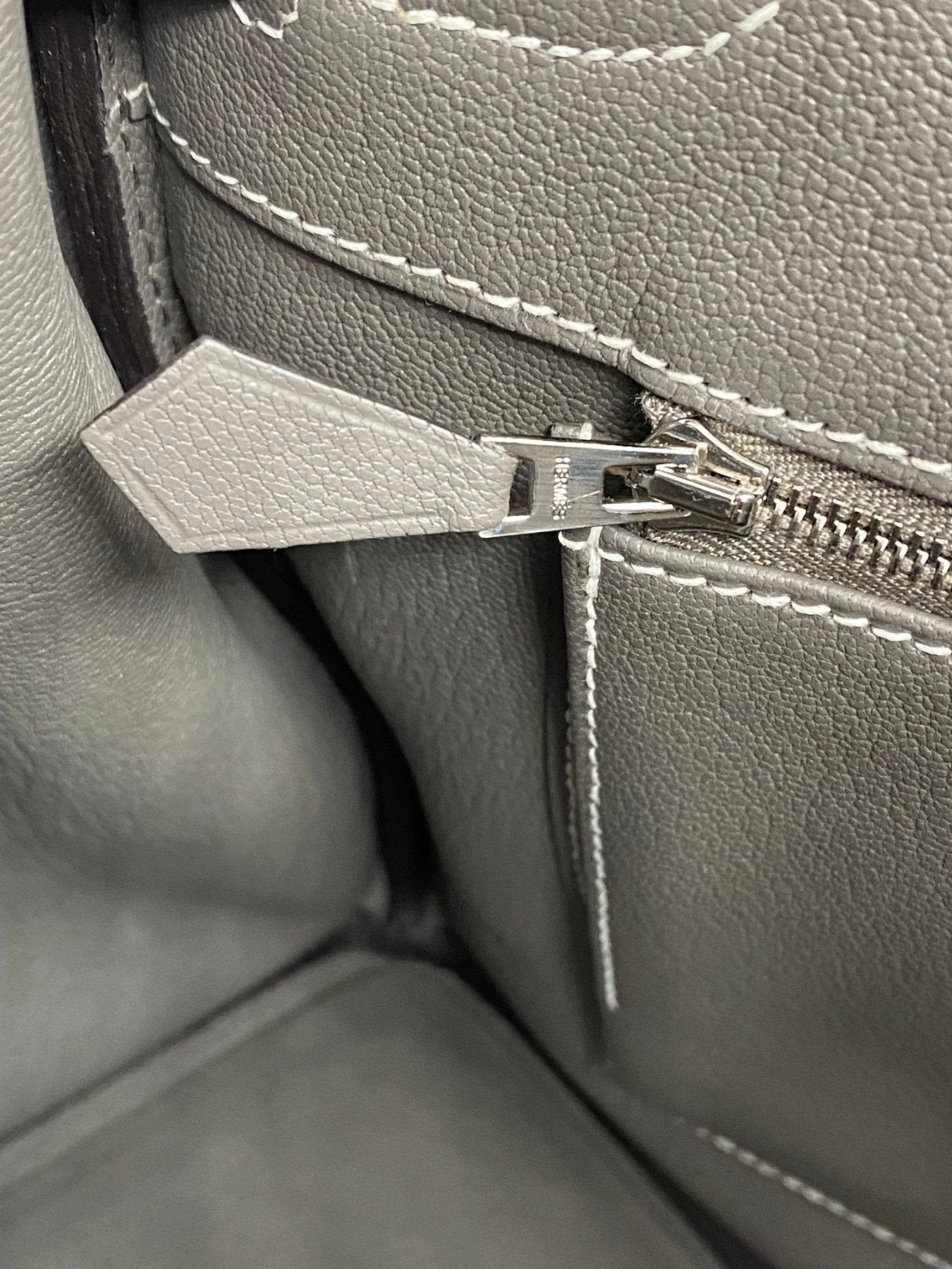 Hermes Birkin 35 HSS Togo Etain Detailaufnahme des Reissverschlusses und der Ledertextur in grauem Premium-Leder