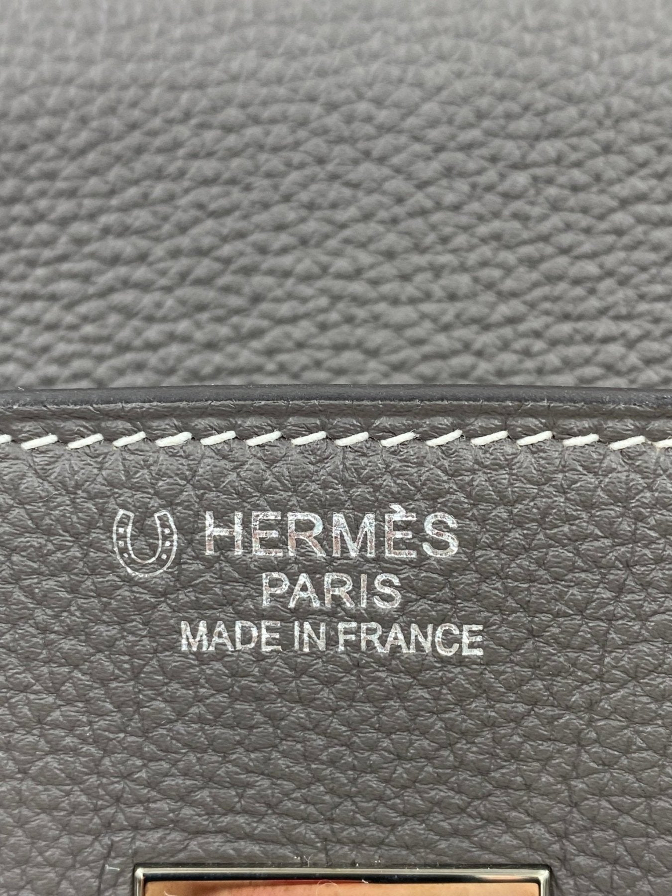 Hermes Birkin 35 HSS Togo Etain Detail mit Hermes Paris Markierung auf grauem Leder und Palladium Hardware Nahaufnahme