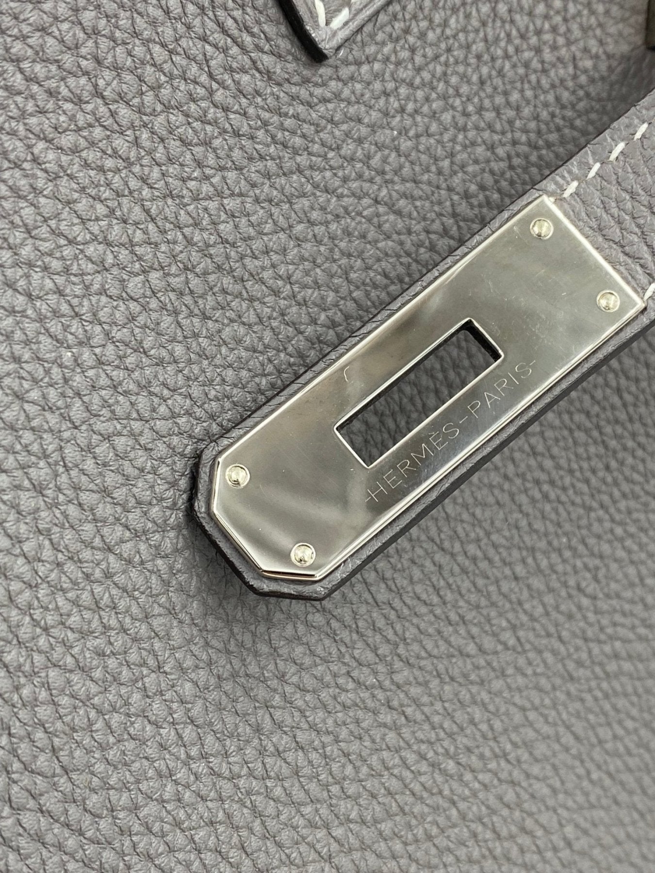 Hermes Birkin 35 HSS Togo Tasche in Etain mit Palladium-Beschlagen, Nahaufnahme der Metallplatte und Lederstruktur