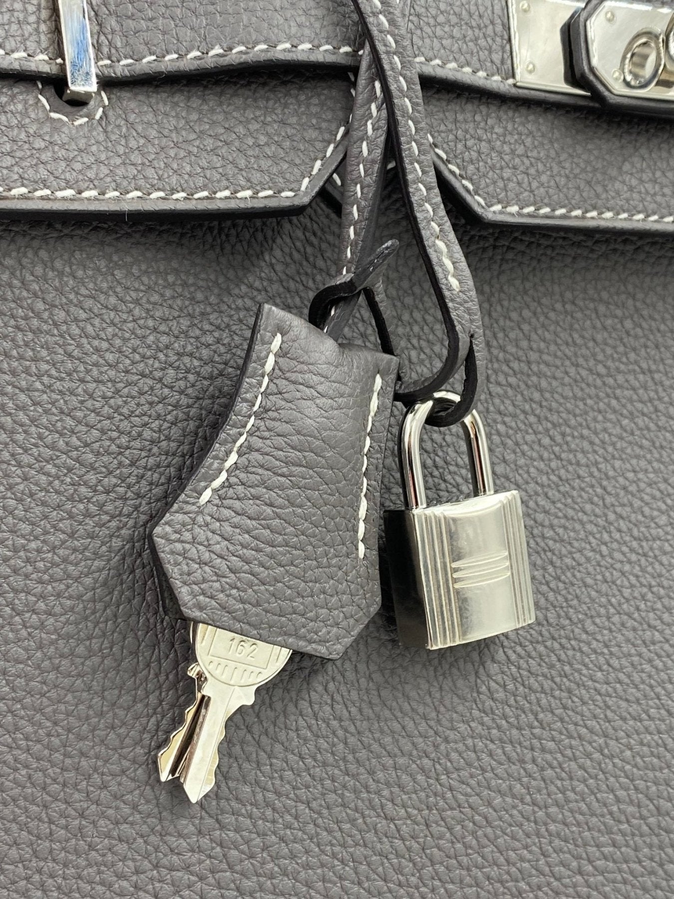 HERMES Birkin 35 HSS Togo Etain Tasche Detail mit Schloss, Schluessel und Clochette aus grauem Togoleder mit Kontrastnaehten