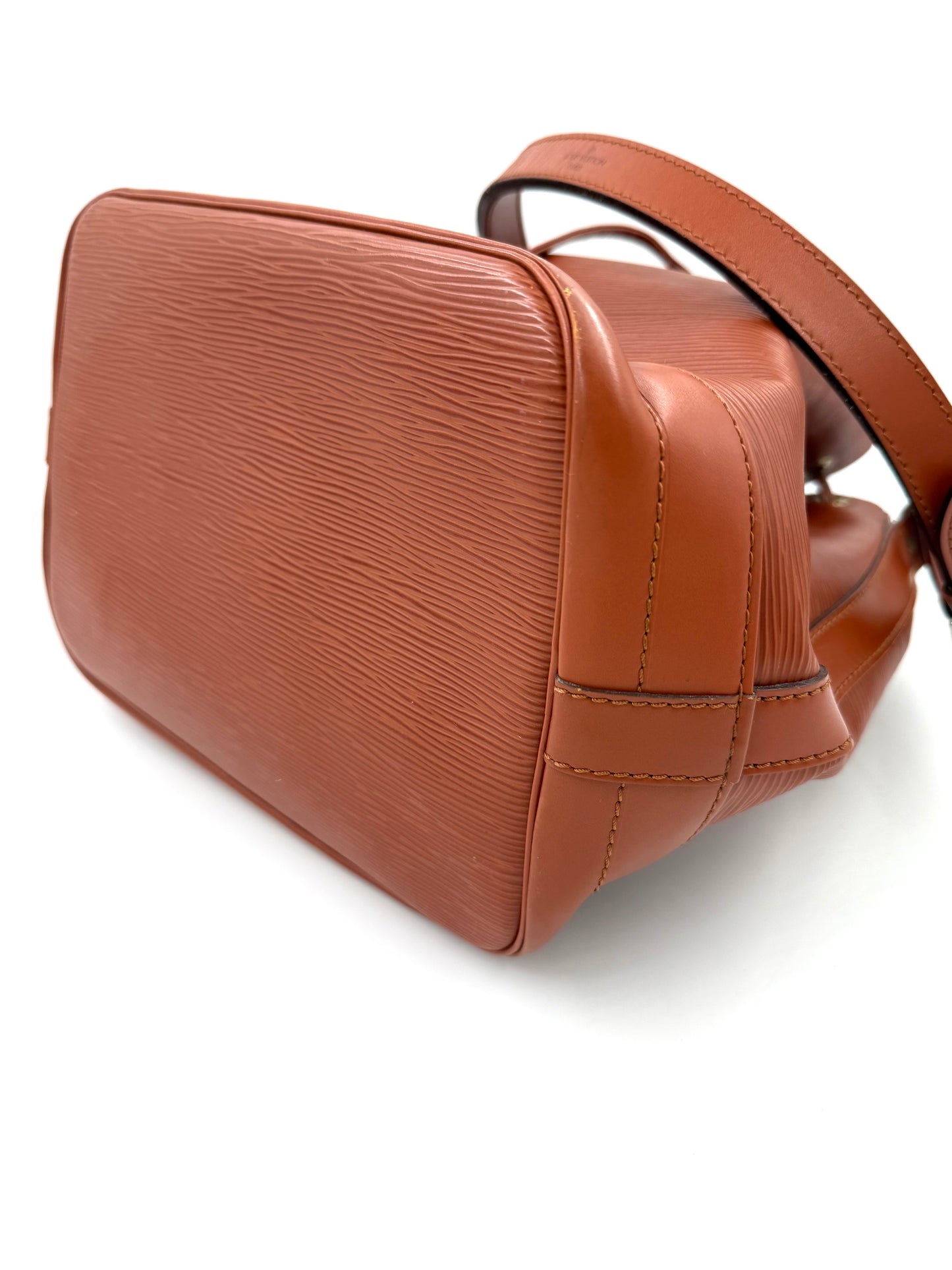 Louis Vuitton Noe Grande Epi kenian aus robustem Epi-Leder, rechteckiger Boden, braune Vintage Tasche.