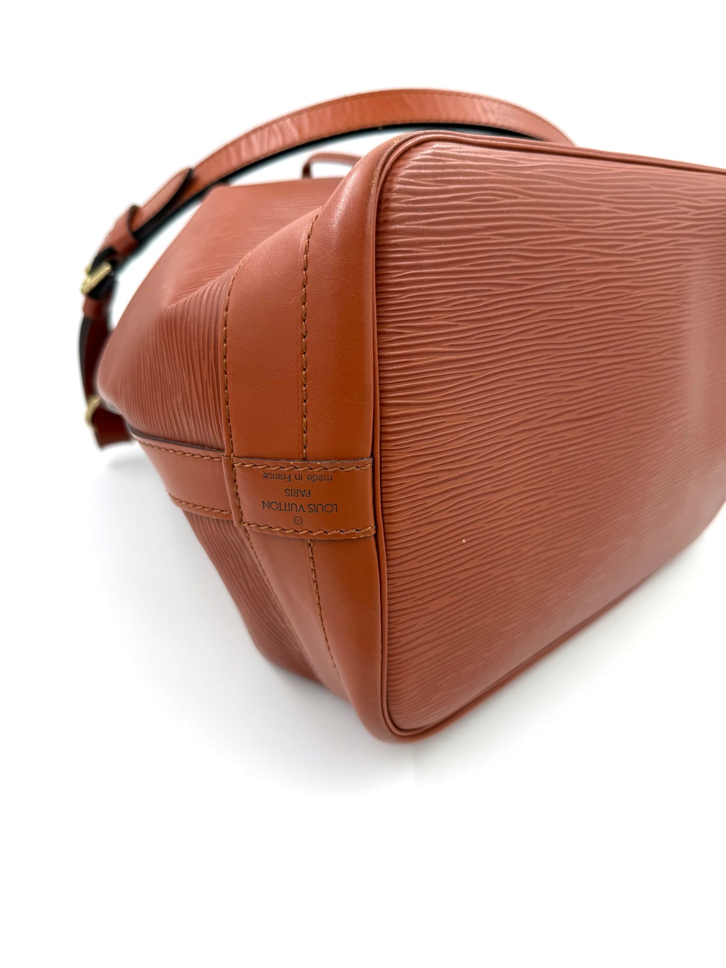 LOUIS VUITTON Noe Grande Epi kenian in hochwertigem, strukturiertem Epi-Leder mit Schulterriemen, Zustand sehr gut.