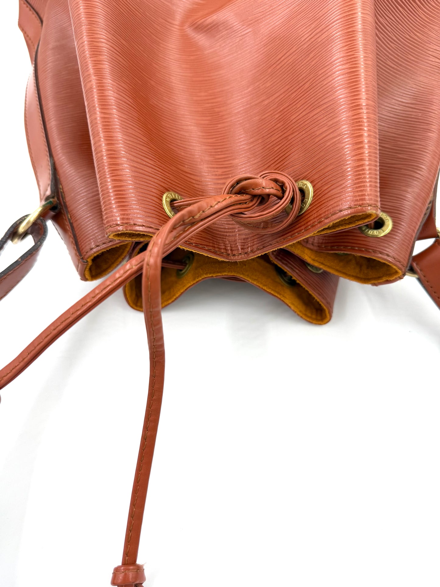 LOUIS VUITTON Noe Grande Epi kenian in braunem Epi-Leder mit Kordelzugverschluss, vintage Design von 1995.
