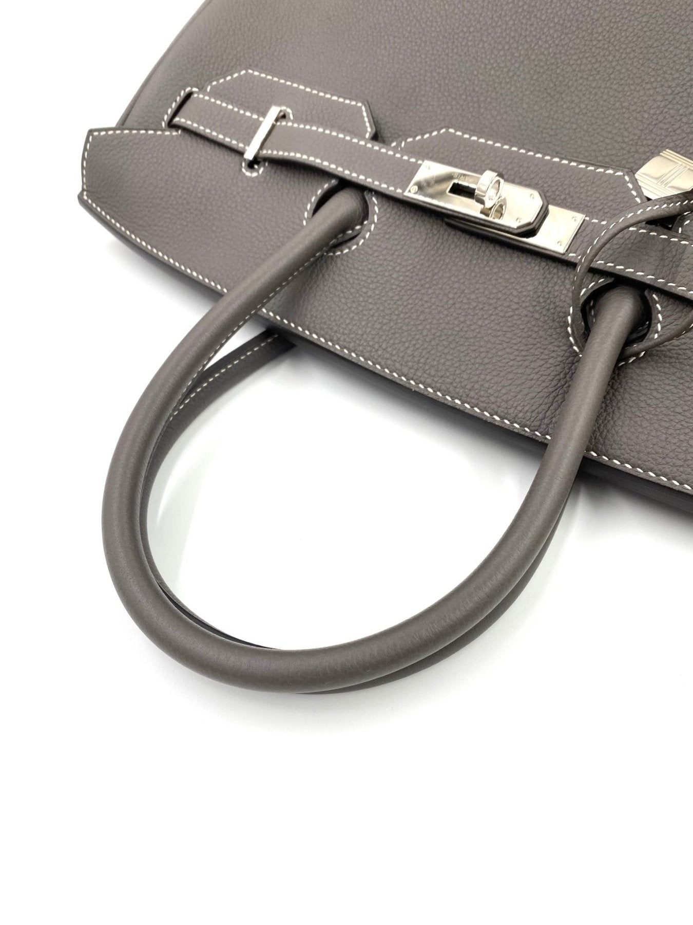 HERMES Birkin 35 HSS Togo Etain Handtasche in grau mit Palladium-Hardware, Detail des Griffs und Verschlusses