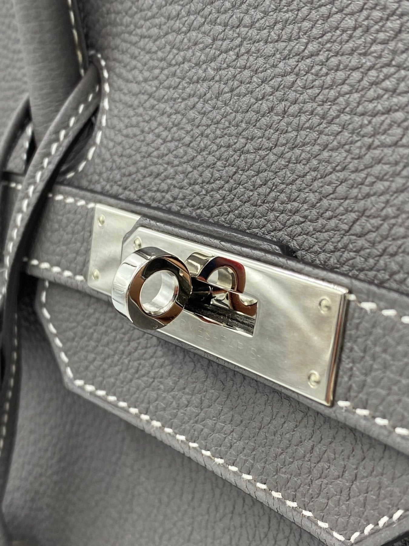 Hermes Birkin 35 HSS Verschlussdetail in Togoleder Etain mit Palladium Hardware, Nahaufnahme der Metallschnalle