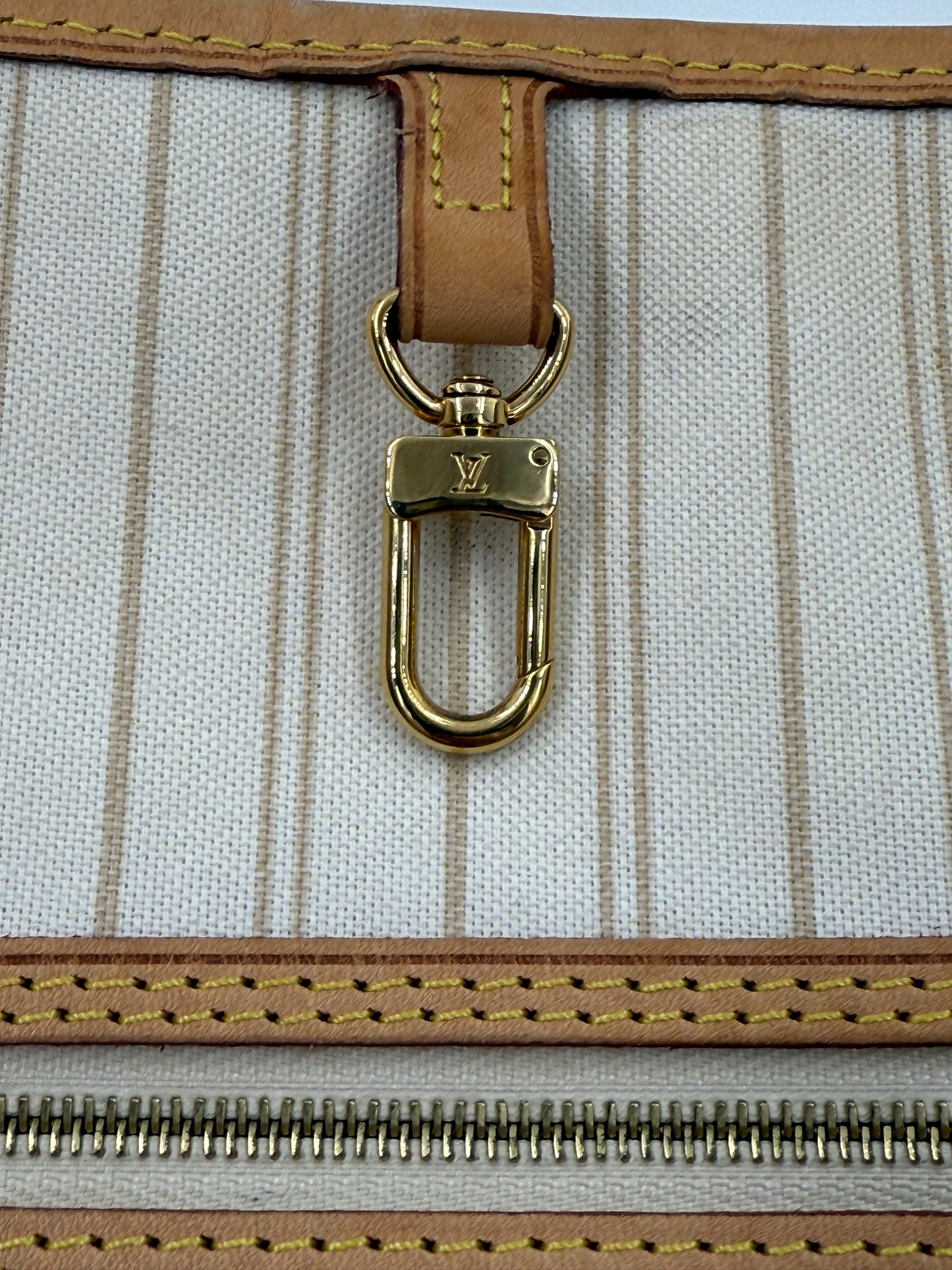 Innenansicht mit Reißverschluss und goldfarbenem Schlüsselhaken der LOUIS VUITTON Neverfull GM Damier Azur Tasche