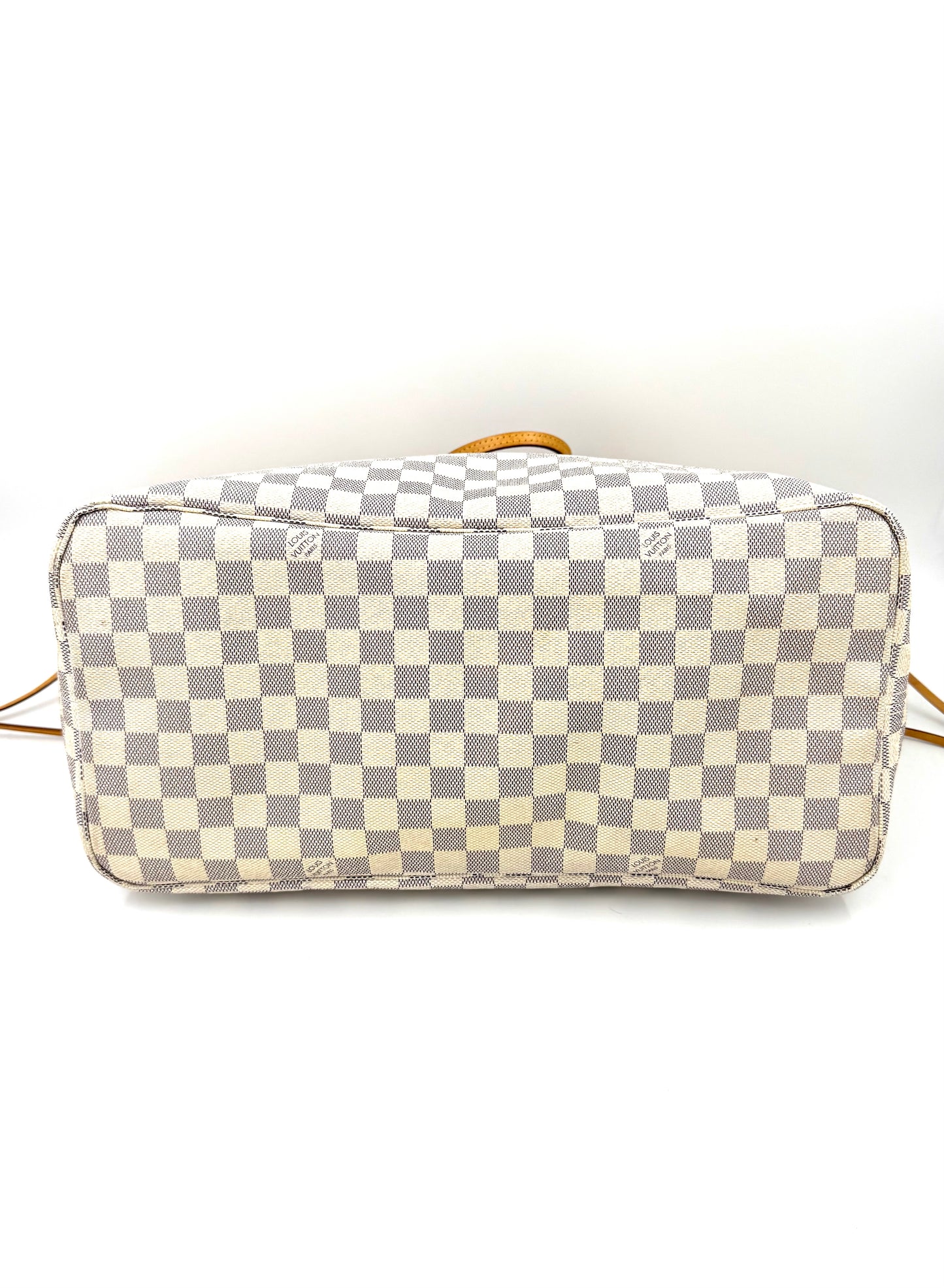 Louis Vuitton Neverfull GM Damier Azur mit robustem Canvas und charakteristischem Schachbrettmuster, Seitenansicht Bodenfläche.