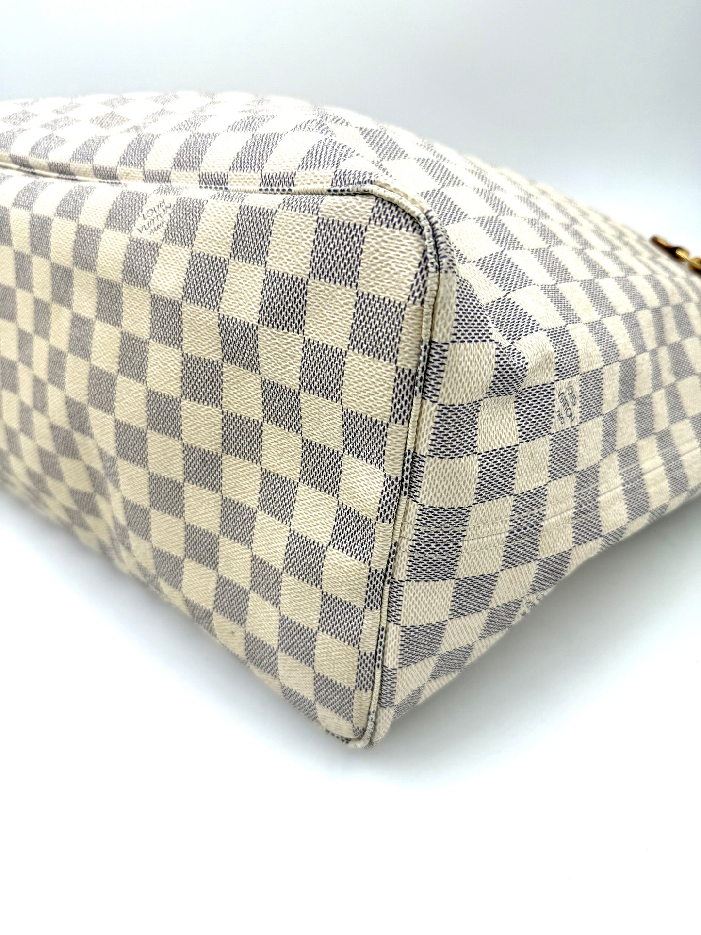 LOUIS VUITTON Neverfull GM Damier Azur Detailaufnahme der unteren Ecke aus robustem Canvas in sehr gutem Zustand.