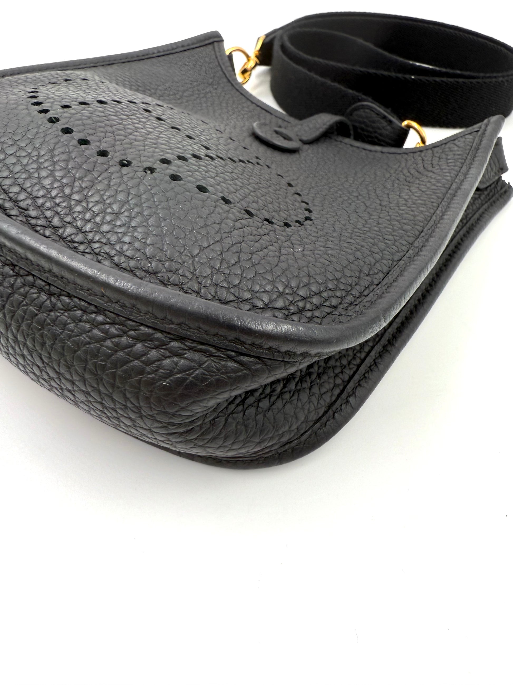 Schwarze HERMÈS Evelyne 16 Tasche aus hochwertigem Clemenceleder mit verstellbarem Schulterriemen und Perlmuttdetails.