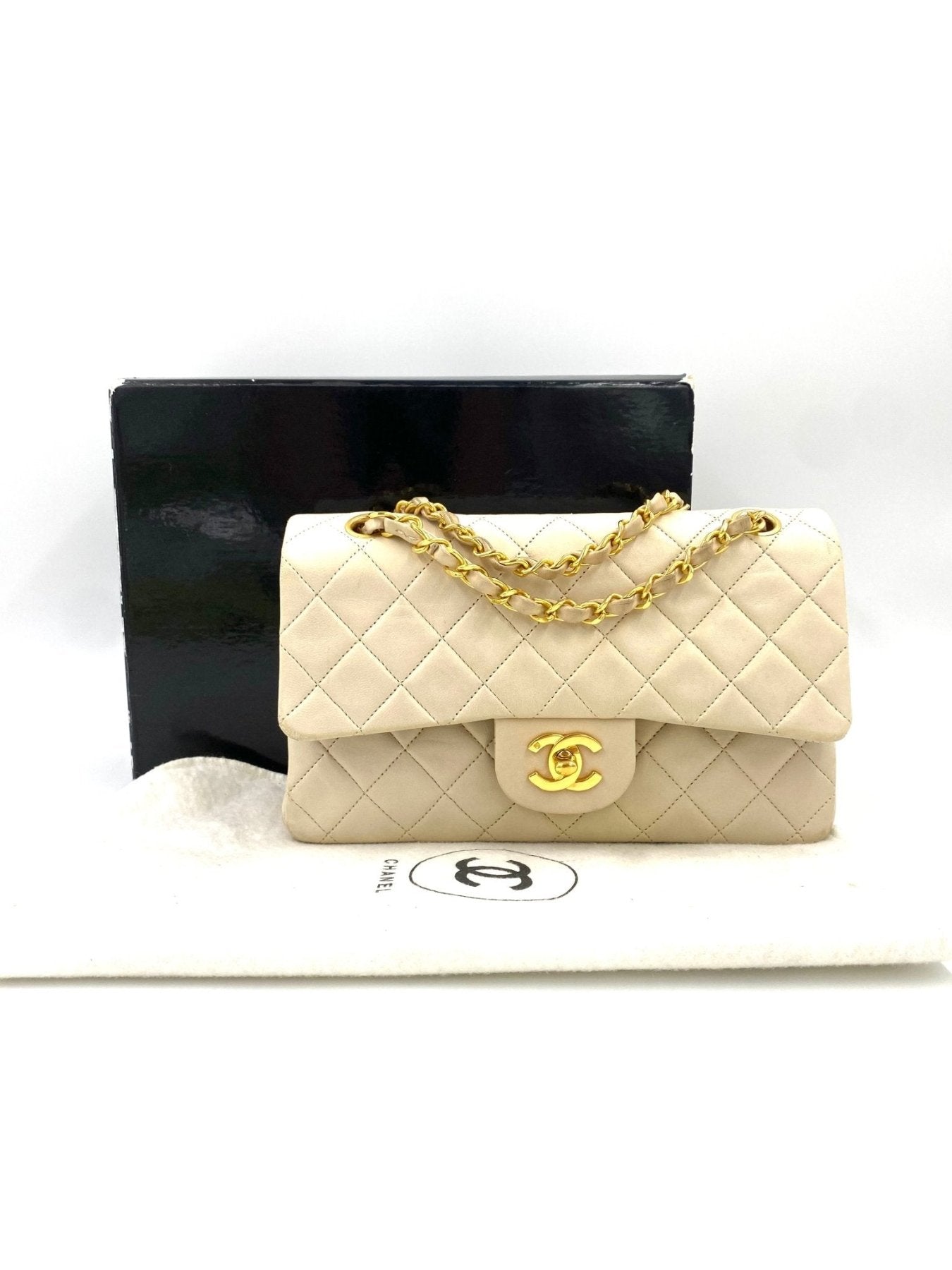 CHANEL Timeless Single Flap Bag small in cremefarbenem Lammleder mit gestepptem Muster und goldener Kette auf Box