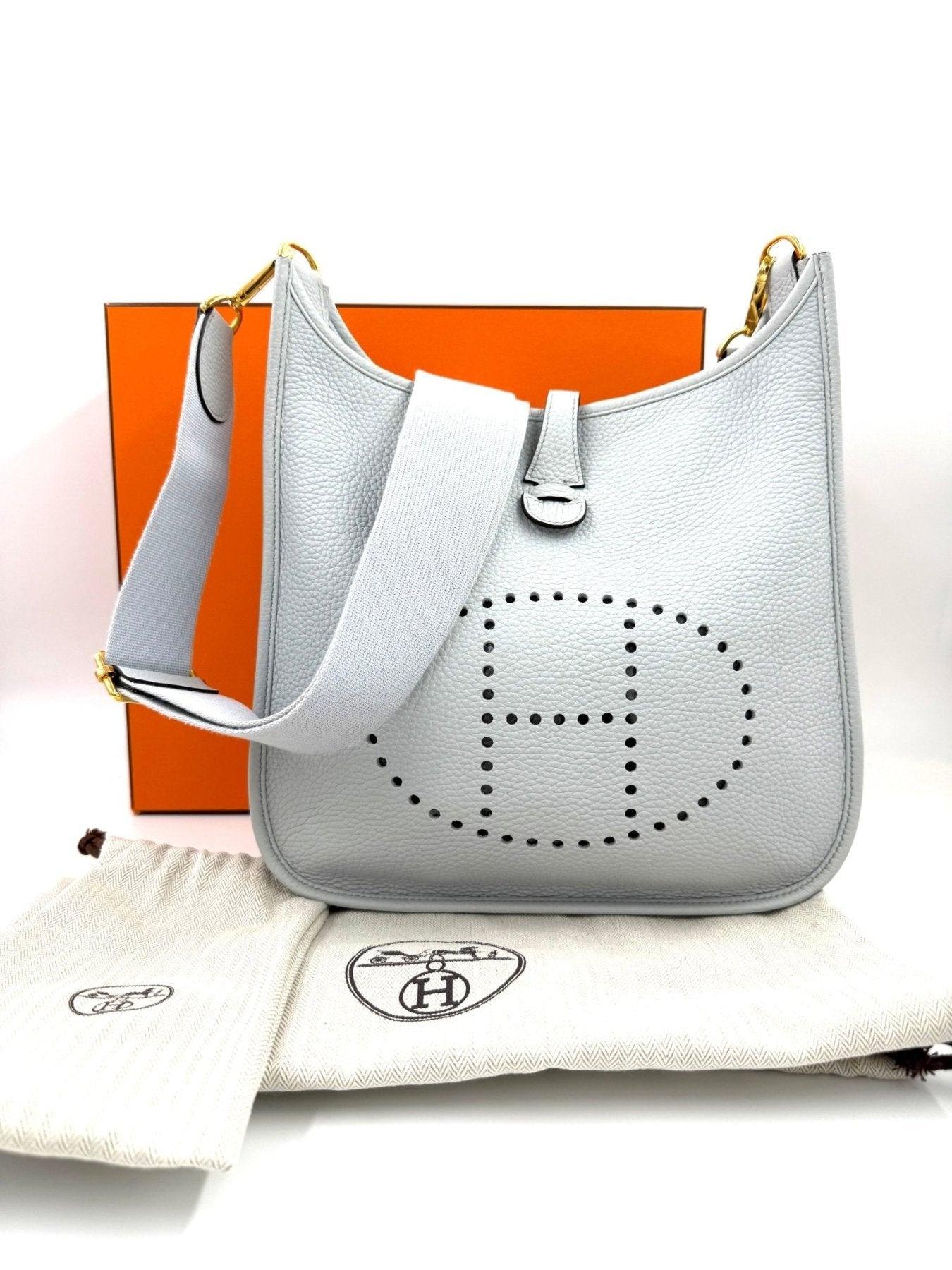 HERMES Evelyne 29 Tasche in Bleu Pale mit goldfarbener Hardware, perforiertem H-Logo und verstellbarem Schulterriemen