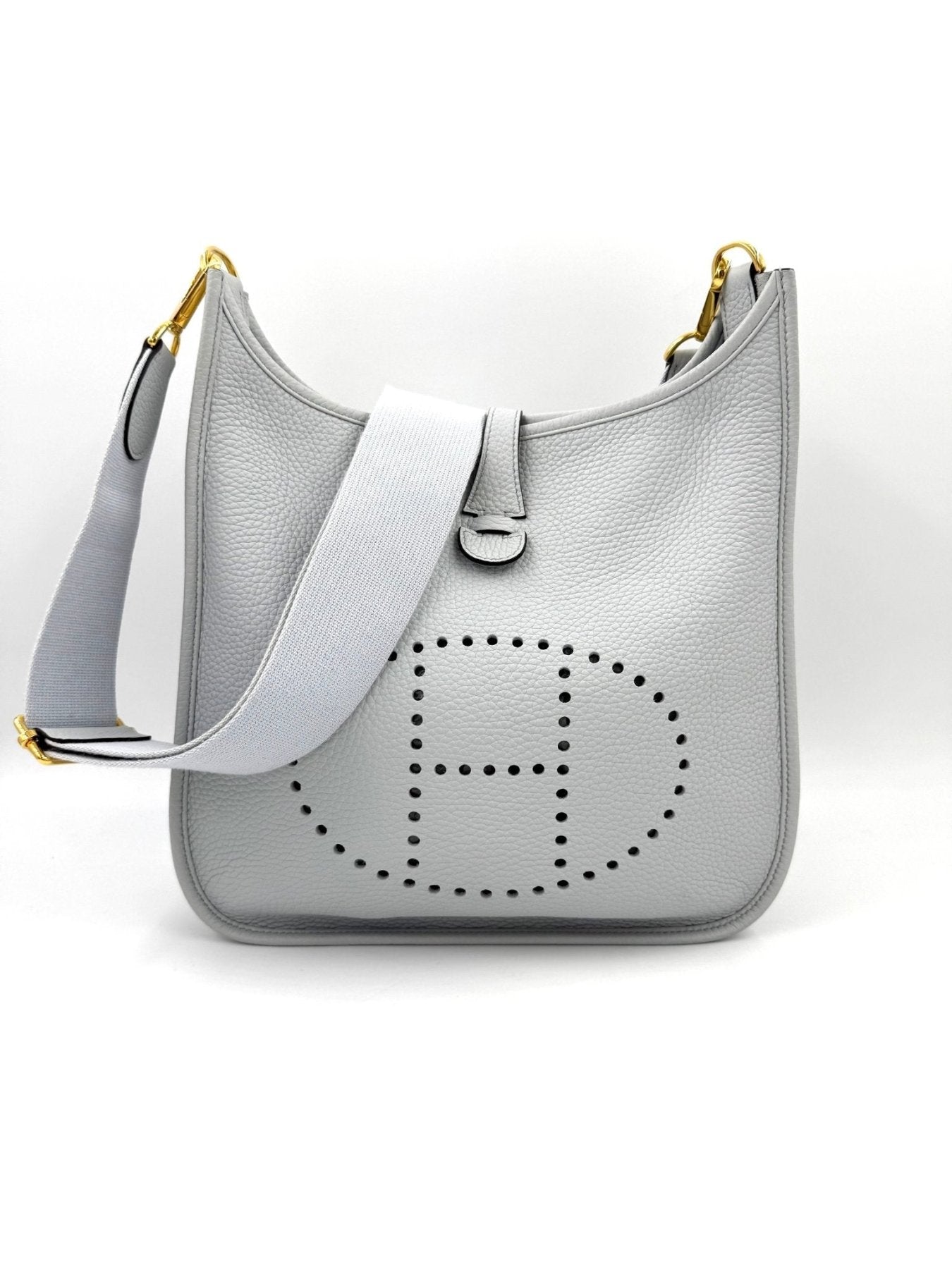 HERMES Evelyne 29 Tasche in Bleu Pale mit goldener Hardware, verstellbarem Schulterriemen und perforiertem H-Logo