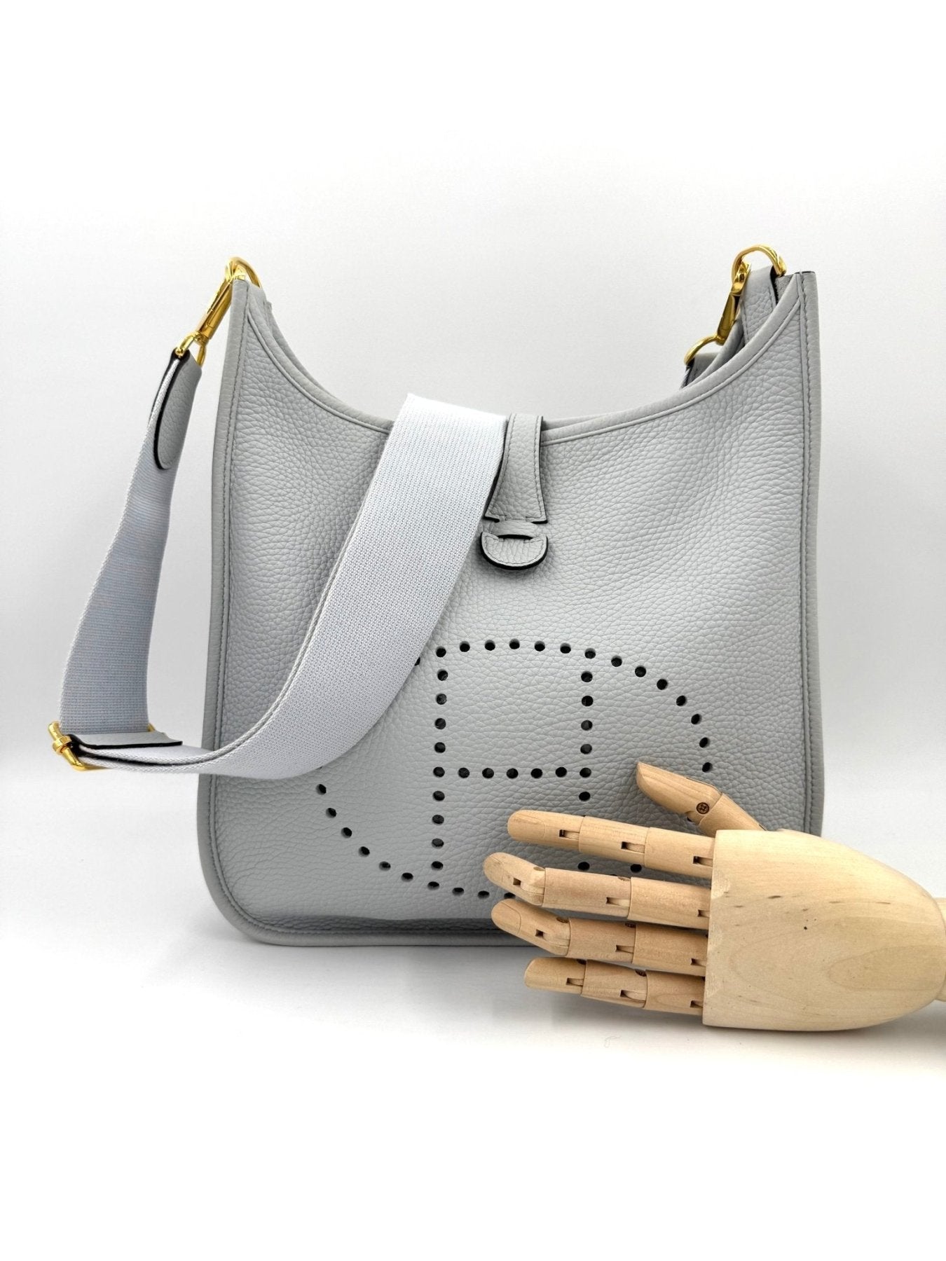 HERMES Evelyne 29 Tasche in Bleu Pale mit goldener Hardware, perforiertes H-Logo, verstellbarer Schulterriemen