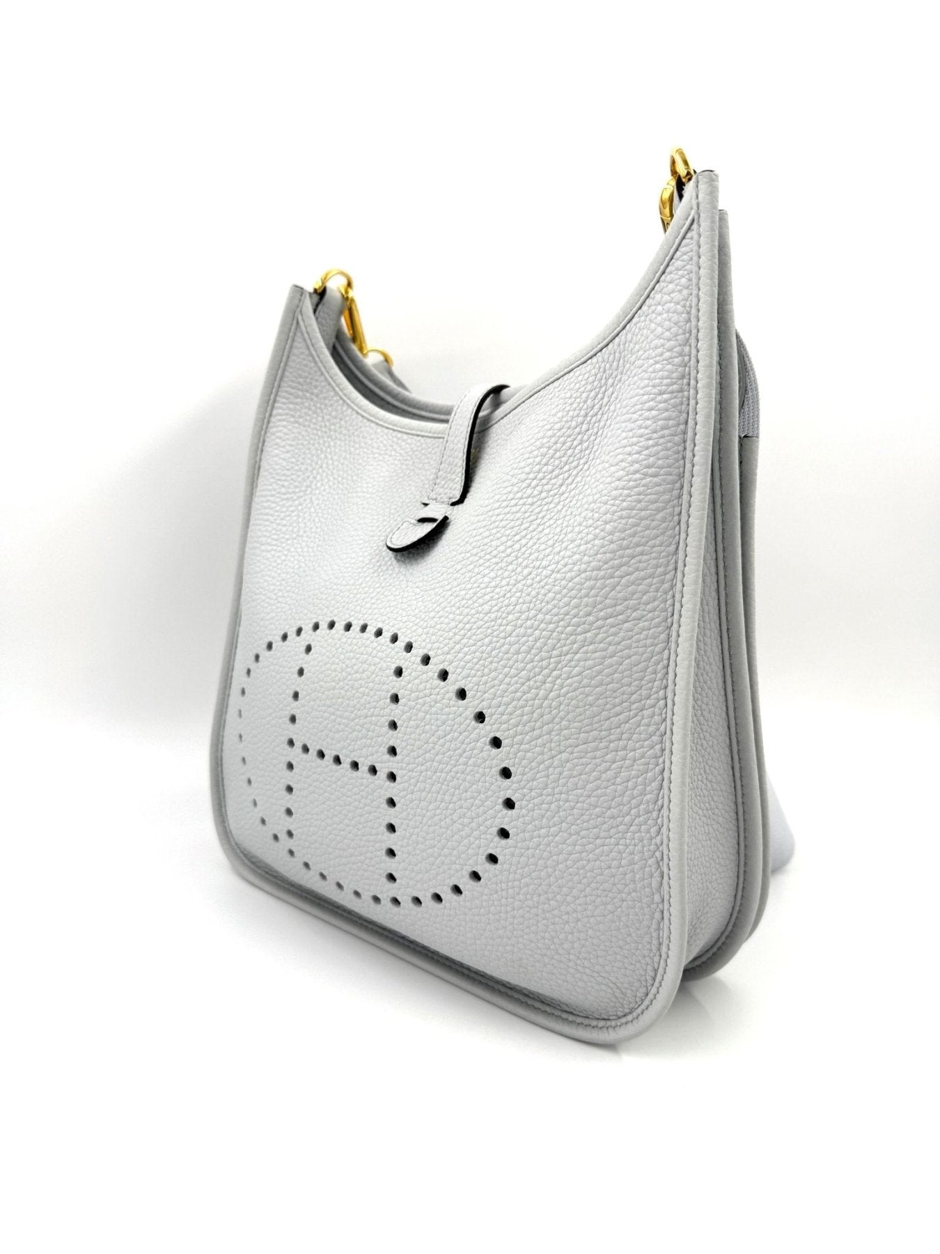HERMES Evelyne 29 Handtasche in Bleu Pale mit perforiertem H-Logo, goldfarbener Hardware und verstellbarem Schulterriemen