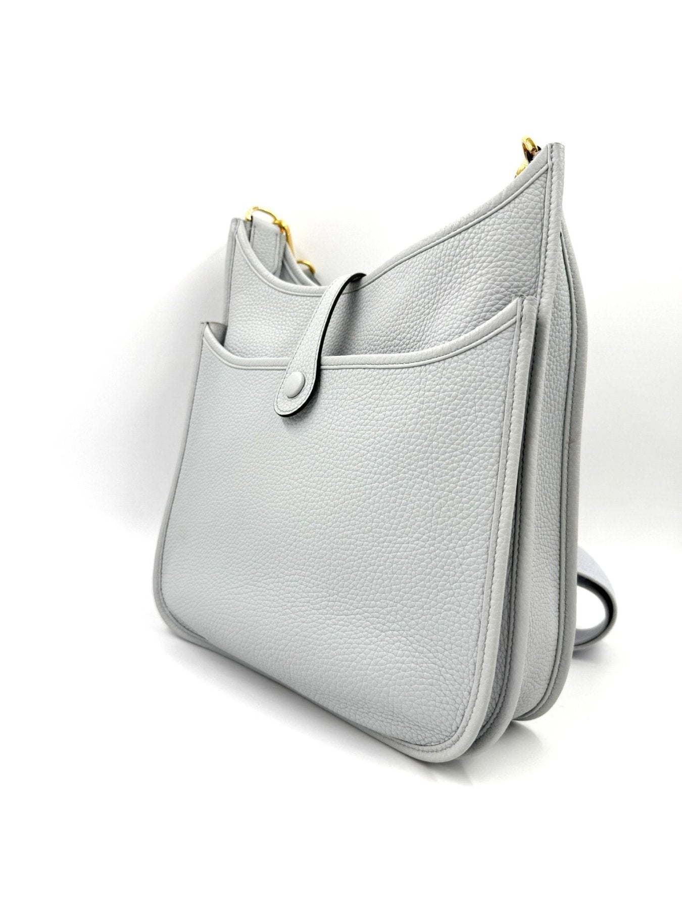 HERMES Evelyne 29 Tasche in Bleu Pale, strukturiertes Leder mit goldener Hardware, verstellbarer Schulterriemen, Frontfach