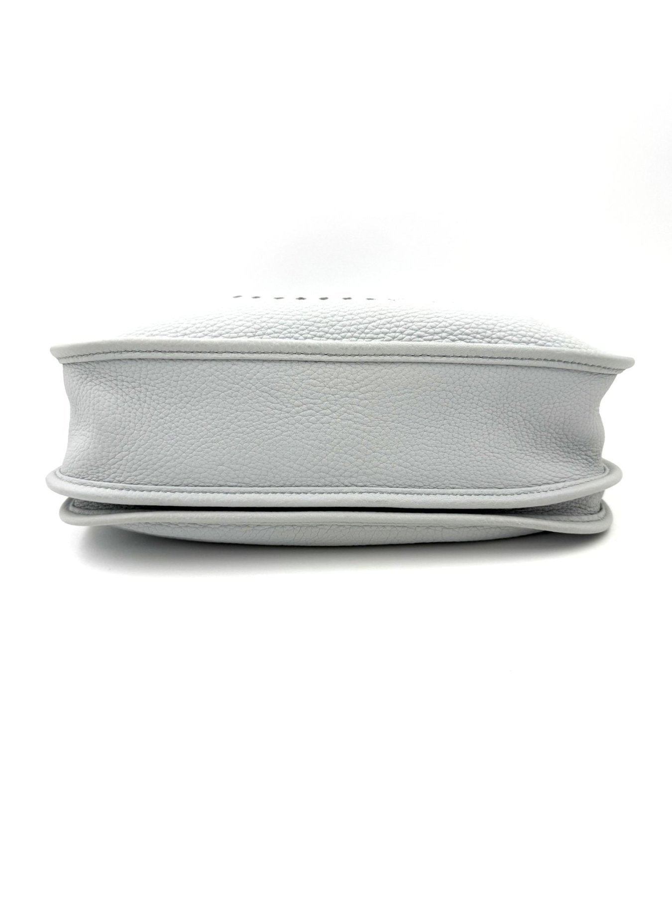 HERMES Evelyne 29 Tasche in Bleu Pale, Seitenansicht zeigt die elegante Lederkonstruktion mit goldener Hardware
