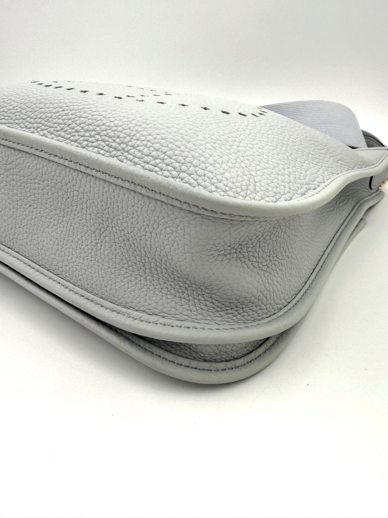 HERMES Evelyne 29 Tasche in Bleu Pale, Detailansicht der hochwertigen Lederkonstruktion mit Nahtkante und Bodenfaltung