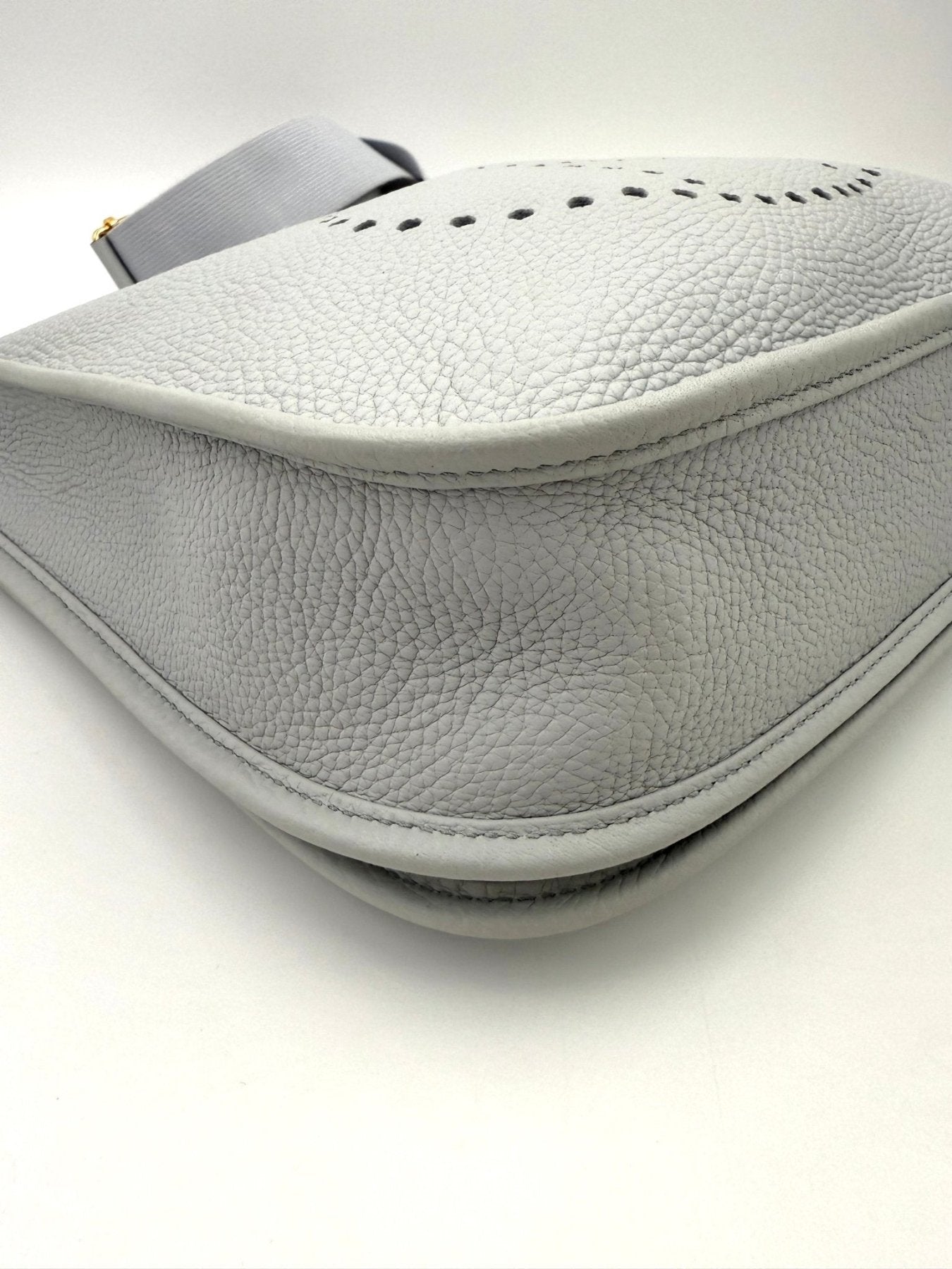 HERMES Evelyne 29 Bleu Pale Tasche aus hochwertigem Leder mit perforiertem H-Logo und verstellbarem Schulterriemen