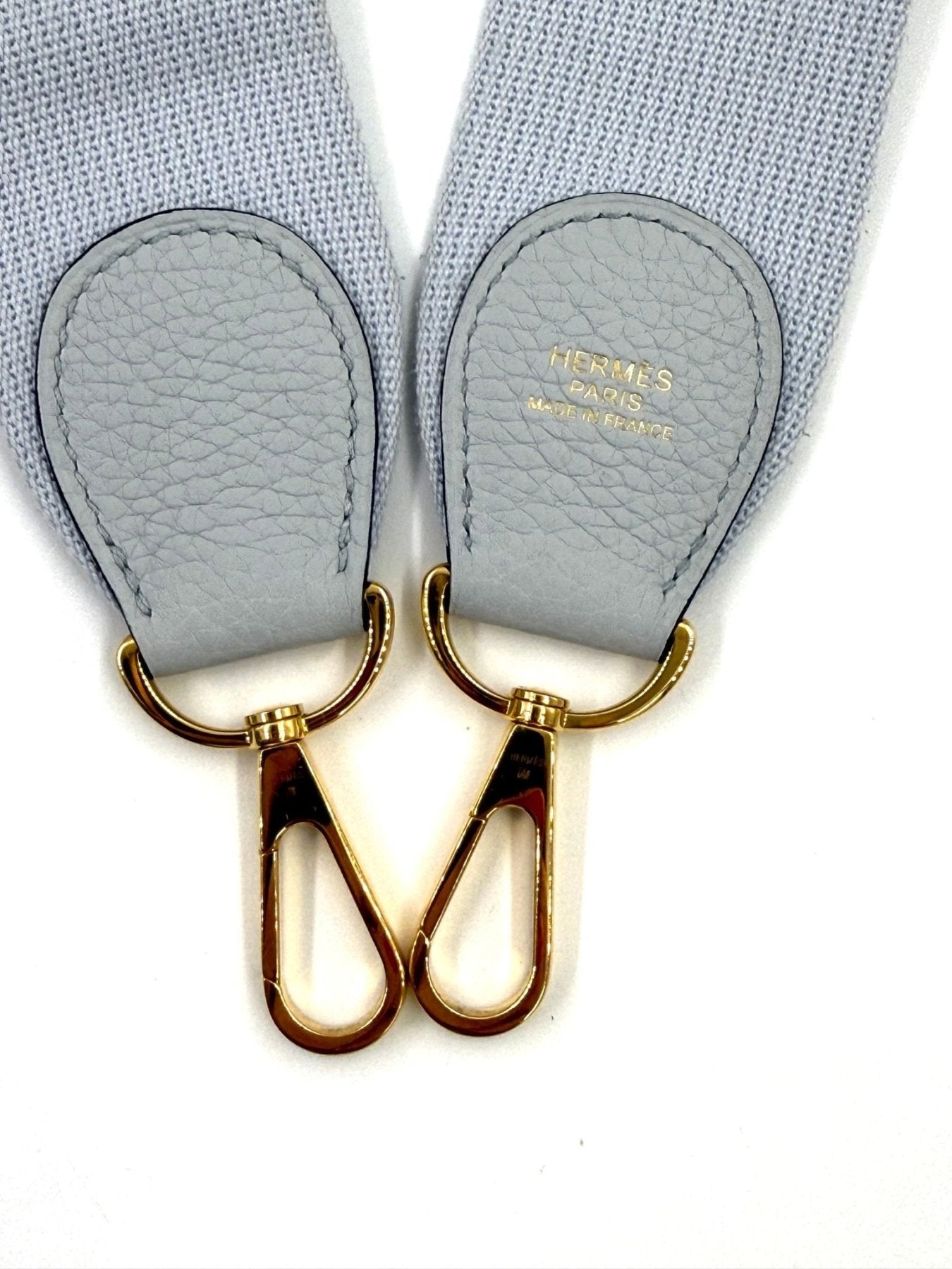 HERMES Evelyne 29 Bleu Pale Schultergurt mit goldenen Metallbeschlagen und Lederdetails in hellgrau
