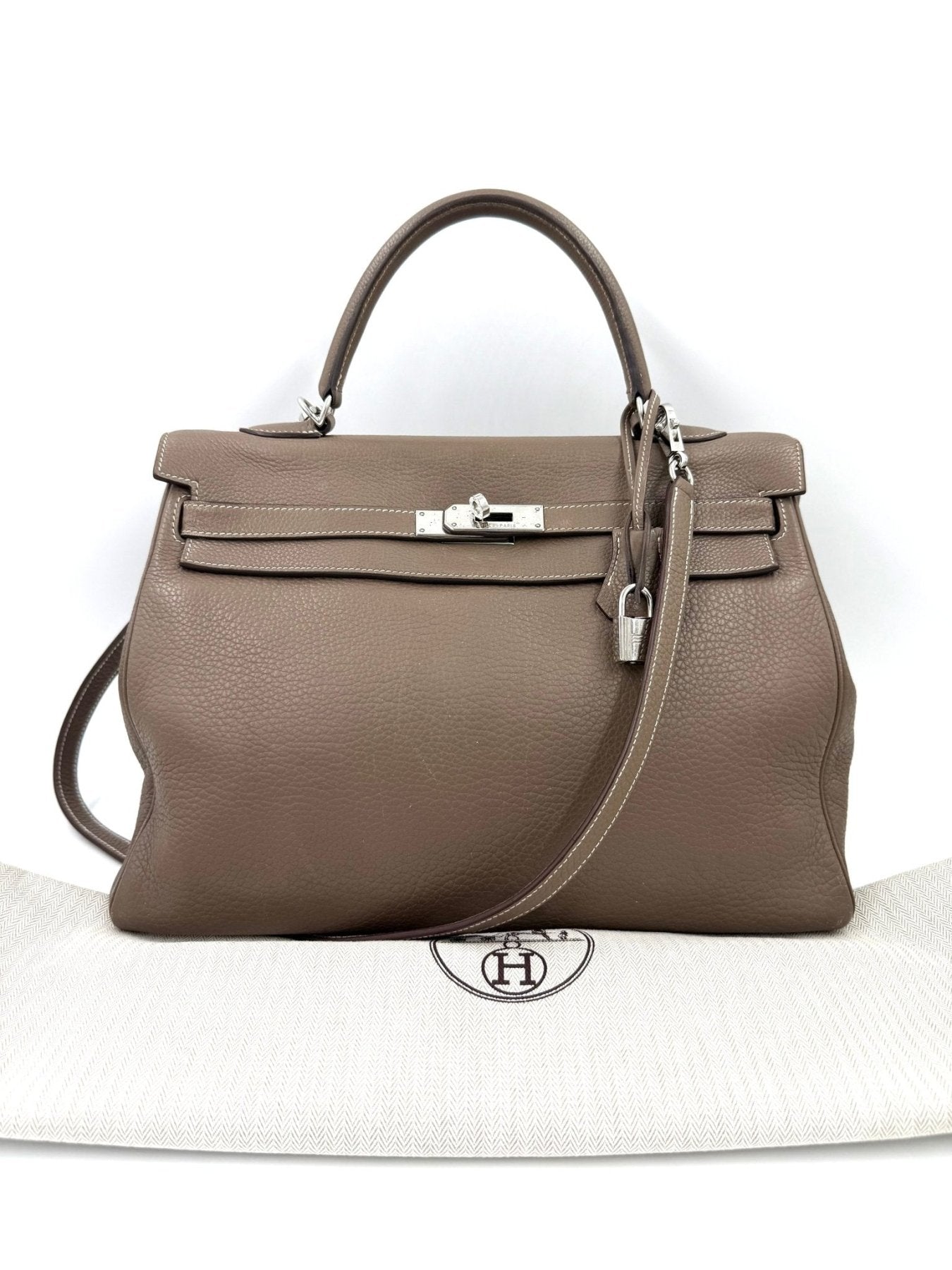 Hermes Kelly 35 Handtasche in Etoupe Leder mit silbernen Beschlagen, Schulterriemen und klassischem Drehverschluss