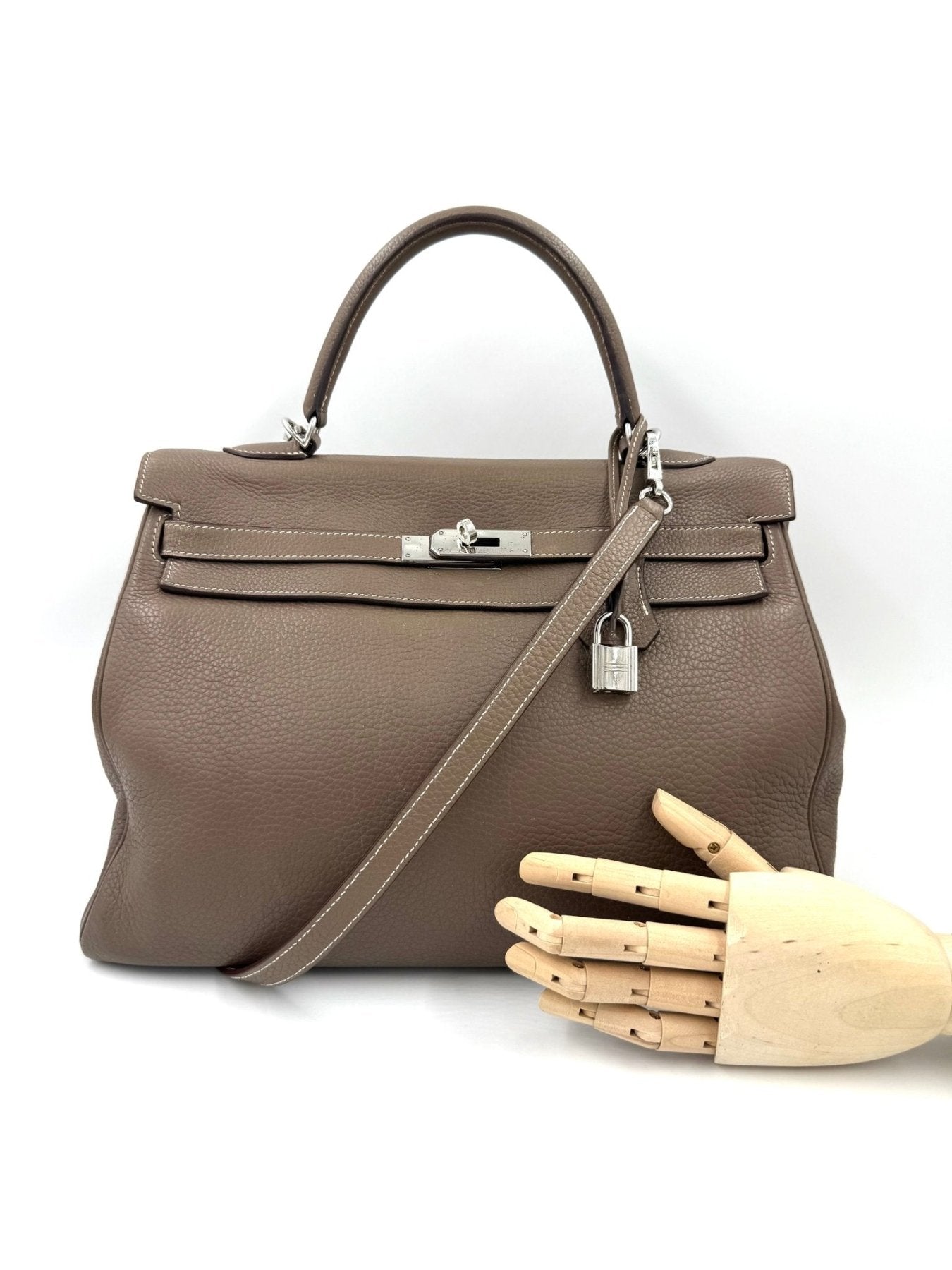 Hermes Kelly 35 Handtasche in Etoupe Leder mit silbernen Beschlagen, abnehmbarem Schulterriemen und Schloss
