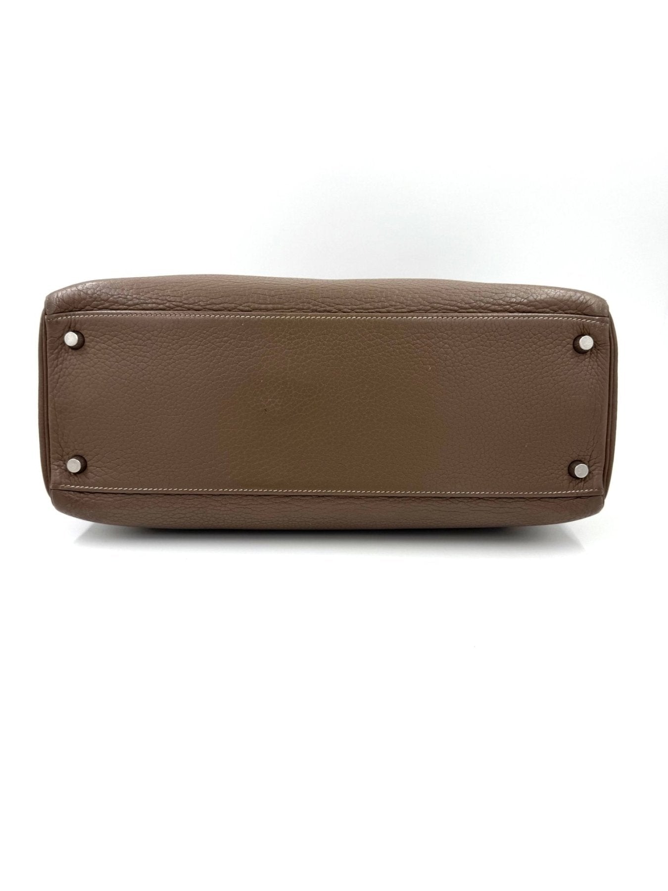 HERMES Kelly 35 Etoupe Vintage Handtasche, Unteransicht mit Metallnieten und hochwertigem Leder in eleganter taupe Farbe
