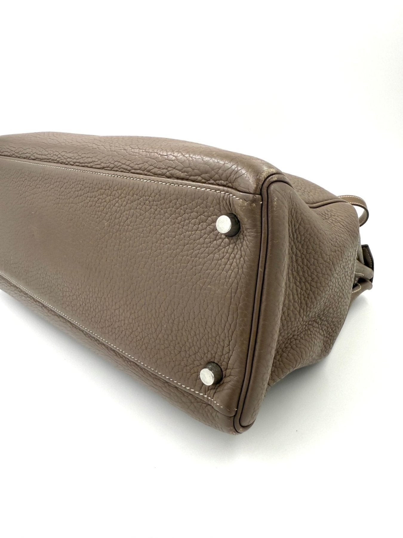 HERMES Kelly 35 Vintage Tasche in Etoupe Leder, Seitenansicht mit silbernen Metallbeschlagen und strukturierter Oberflache
