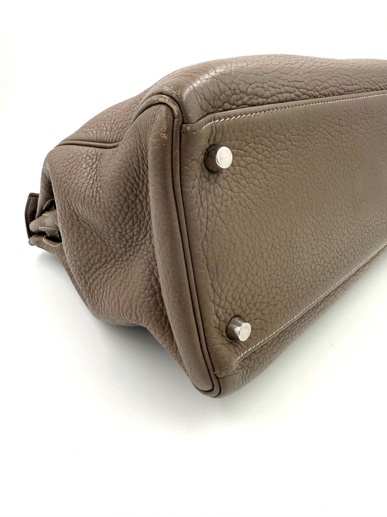 HERMES Kelly 35 Etoupe Vintage Handtasche in graubraunem Leder mit silbernen Beschlagen, Detailansicht der Basis