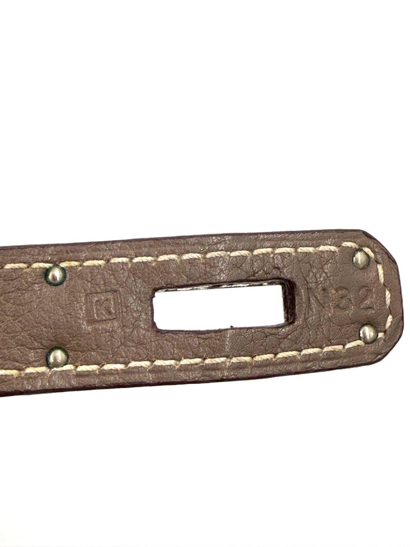 Ledergurt-Detail der HERMÈS Kelly 35 Etoupe Vintage Tasche mit kontrastierender Naht und Metallnieten