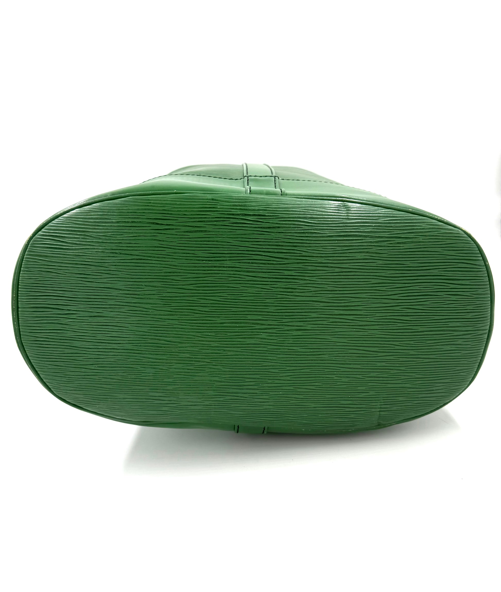 Louis Vuitton Randonnee Tasche in grunem Epi-Leder, Ansicht der strukturierten Lederoberflache mit charakteristischer Pragung