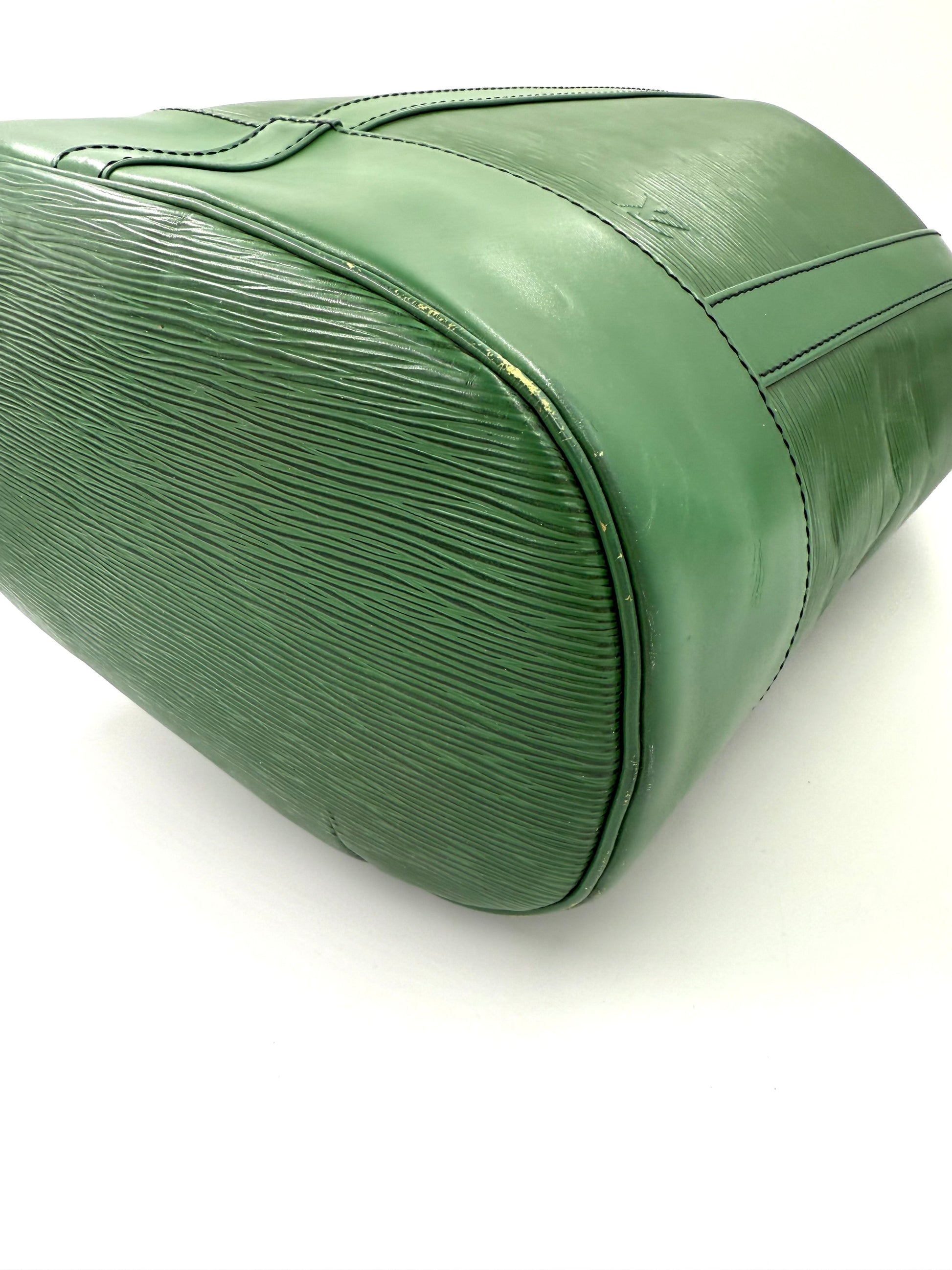 Louis Vuitton Randonnee Tasche in grunem Epi-Leder, Detail der geriffelten Lederstruktur und abgerundete Basis