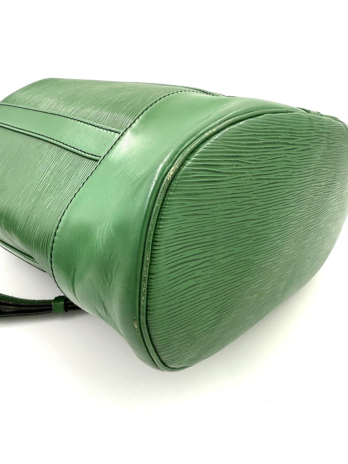 Louis Vuitton Randonnee Tasche in grunem Epi-Leder, Detail der strukturierten Oberflache und Bodenkonstruktion