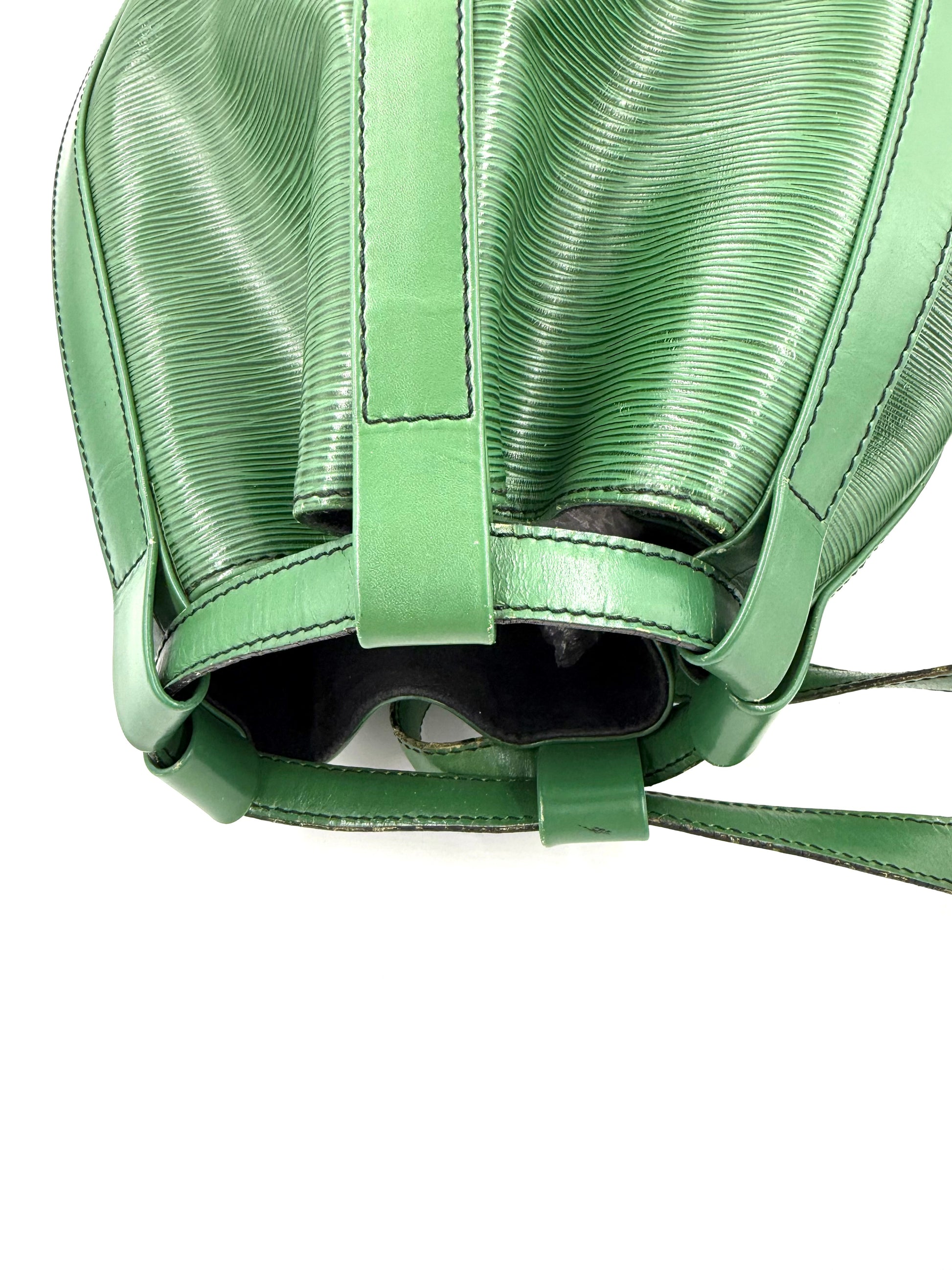 Louis Vuitton Randonnee Tasche in grunem Epi-Leder, Detailaufnahme der charakteristischen Wellenmusterung und Lederbander