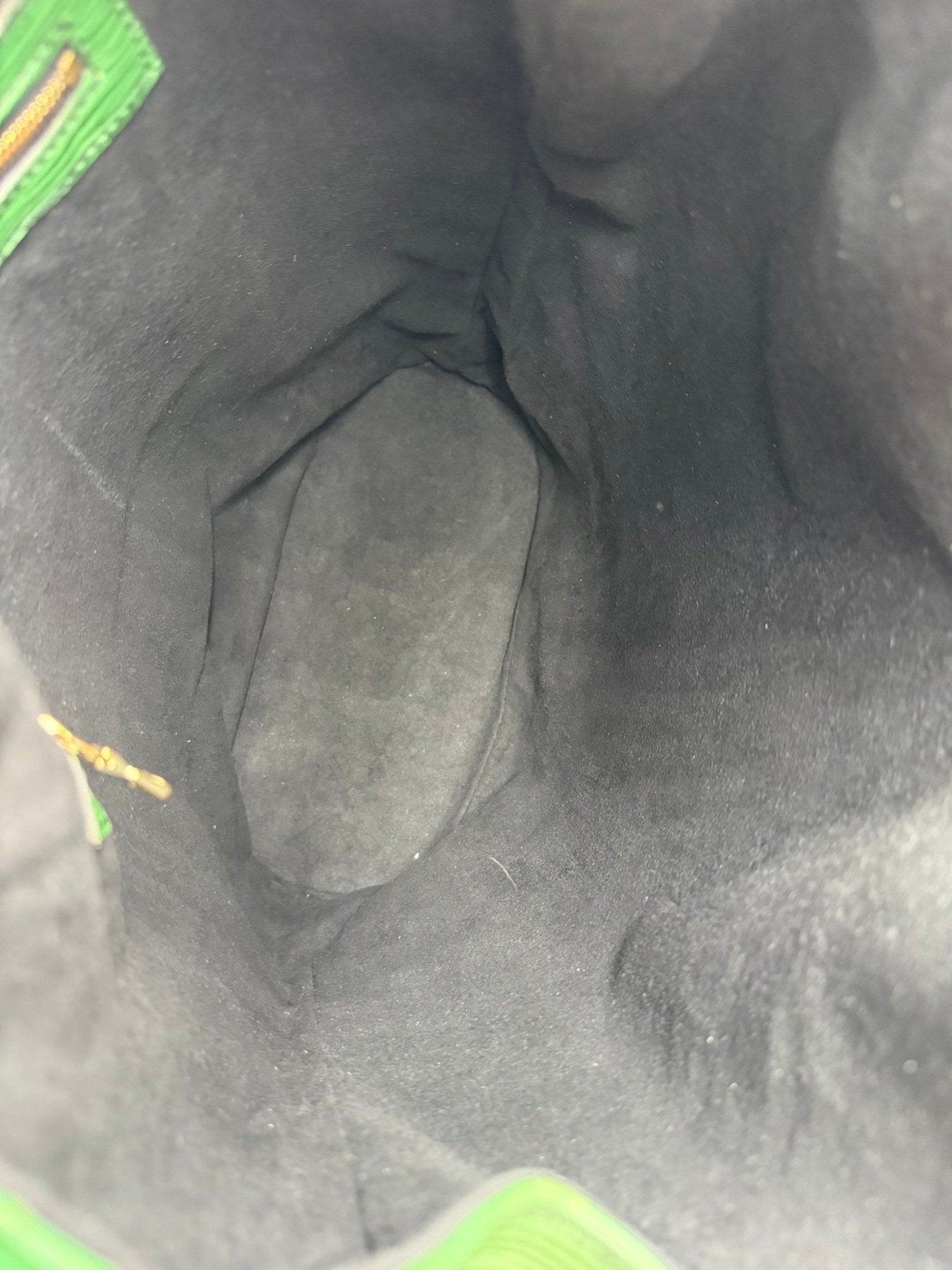 Innenansicht der Louis Vuitton Randonnee Tasche in grunem Epi-Leder mit schwarzem Alcantara Futter und Reissverschlussfach