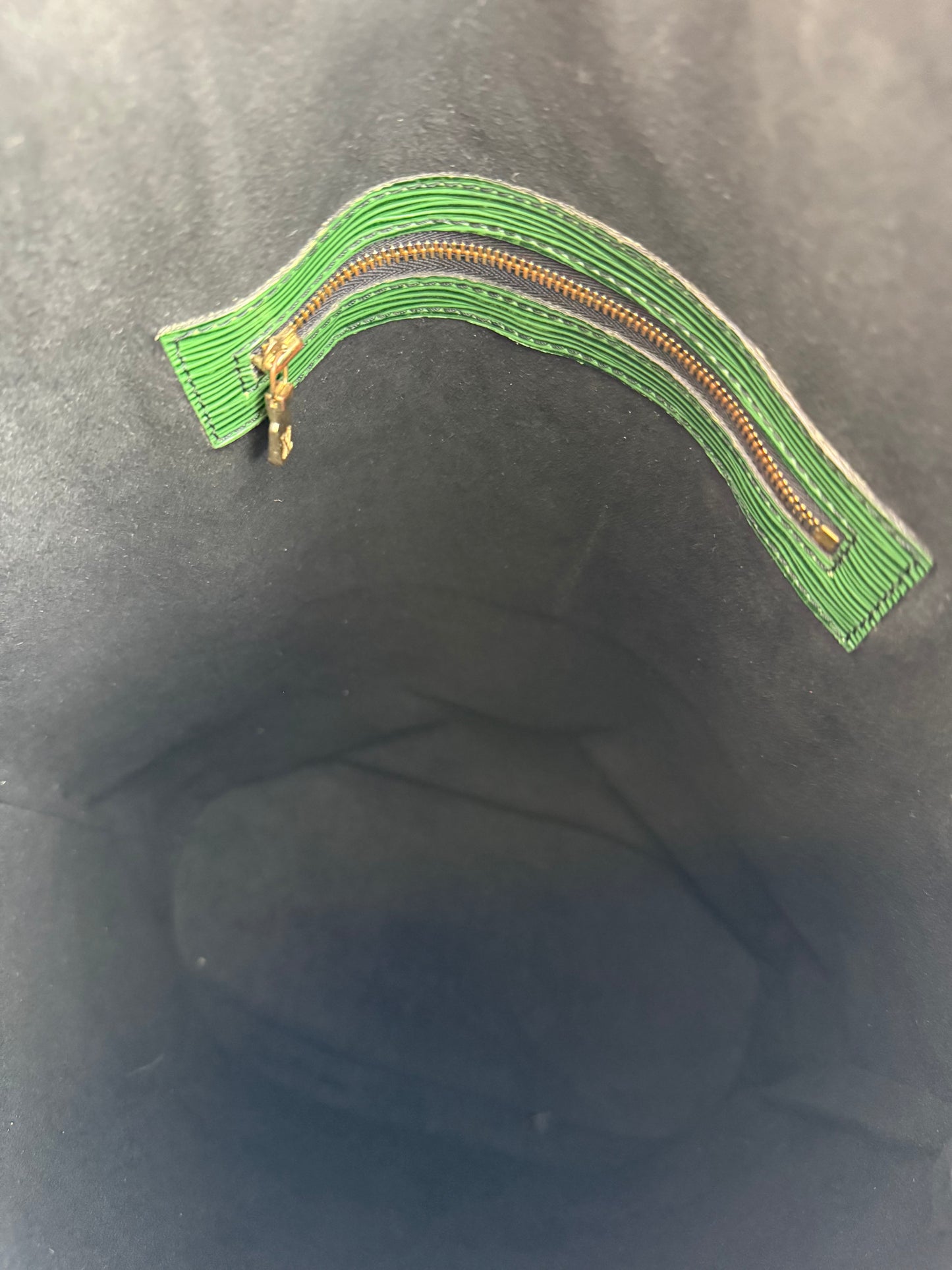 Gruener Reissverschluss der Louis Vuitton Randonnee Tasche aus Epi-Leder mit charakteristischer Praegung